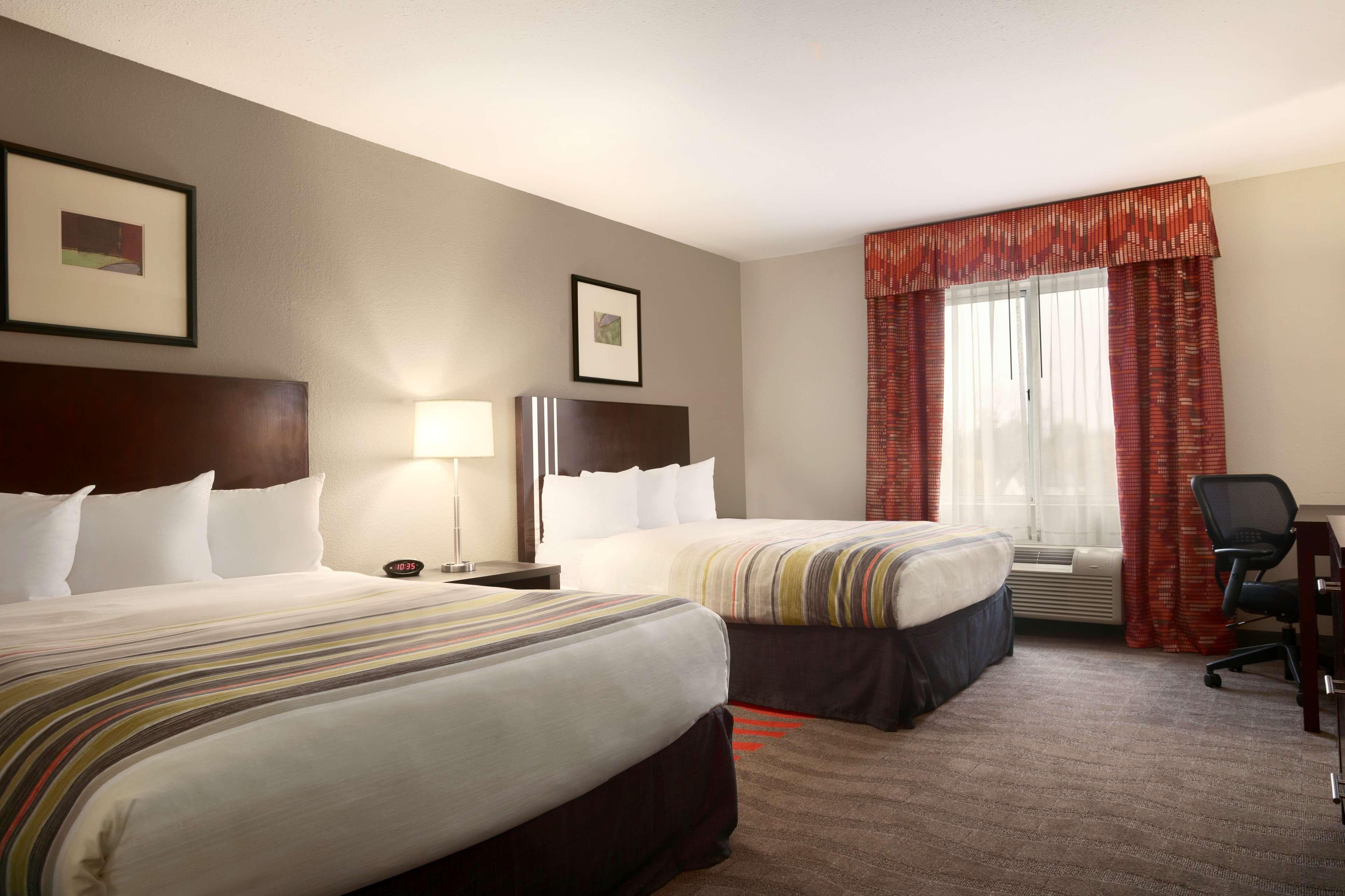 Country Inn & Suites by Radisson, Dearborn, MI — 8