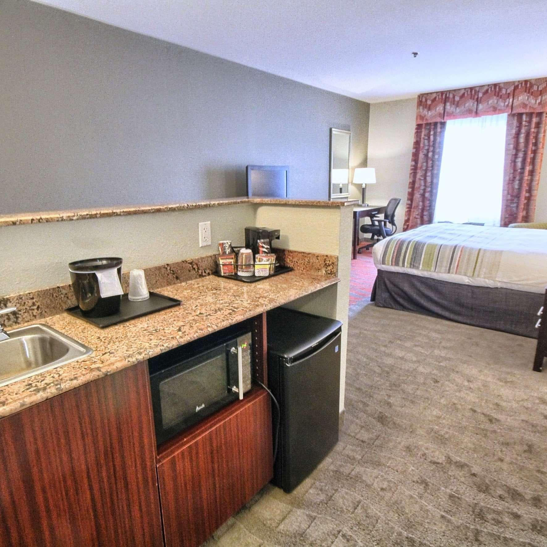 Country Inn & Suites by Radisson, Dearborn, MI — 6