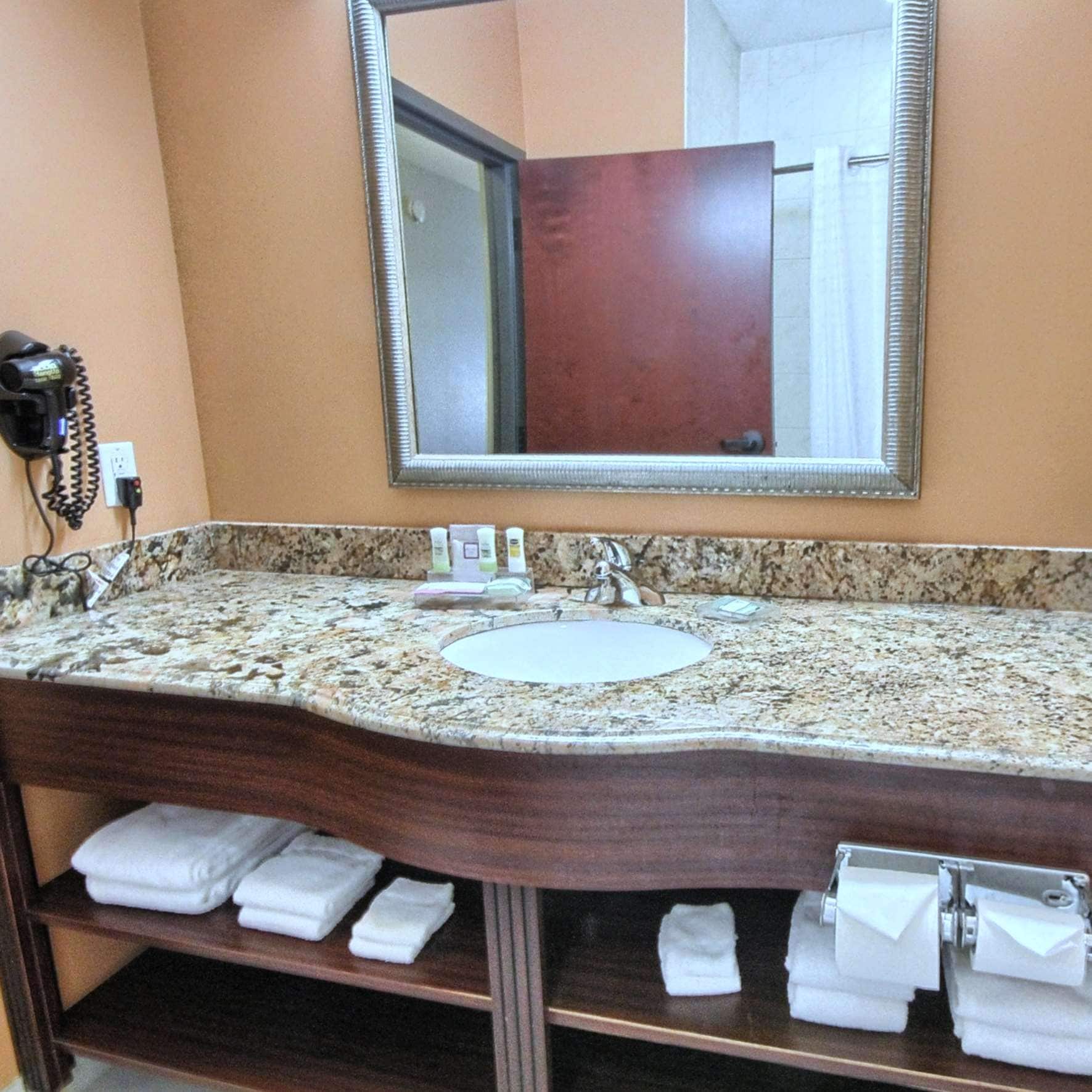 Country Inn & Suites by Radisson, Dearborn, MI — 2