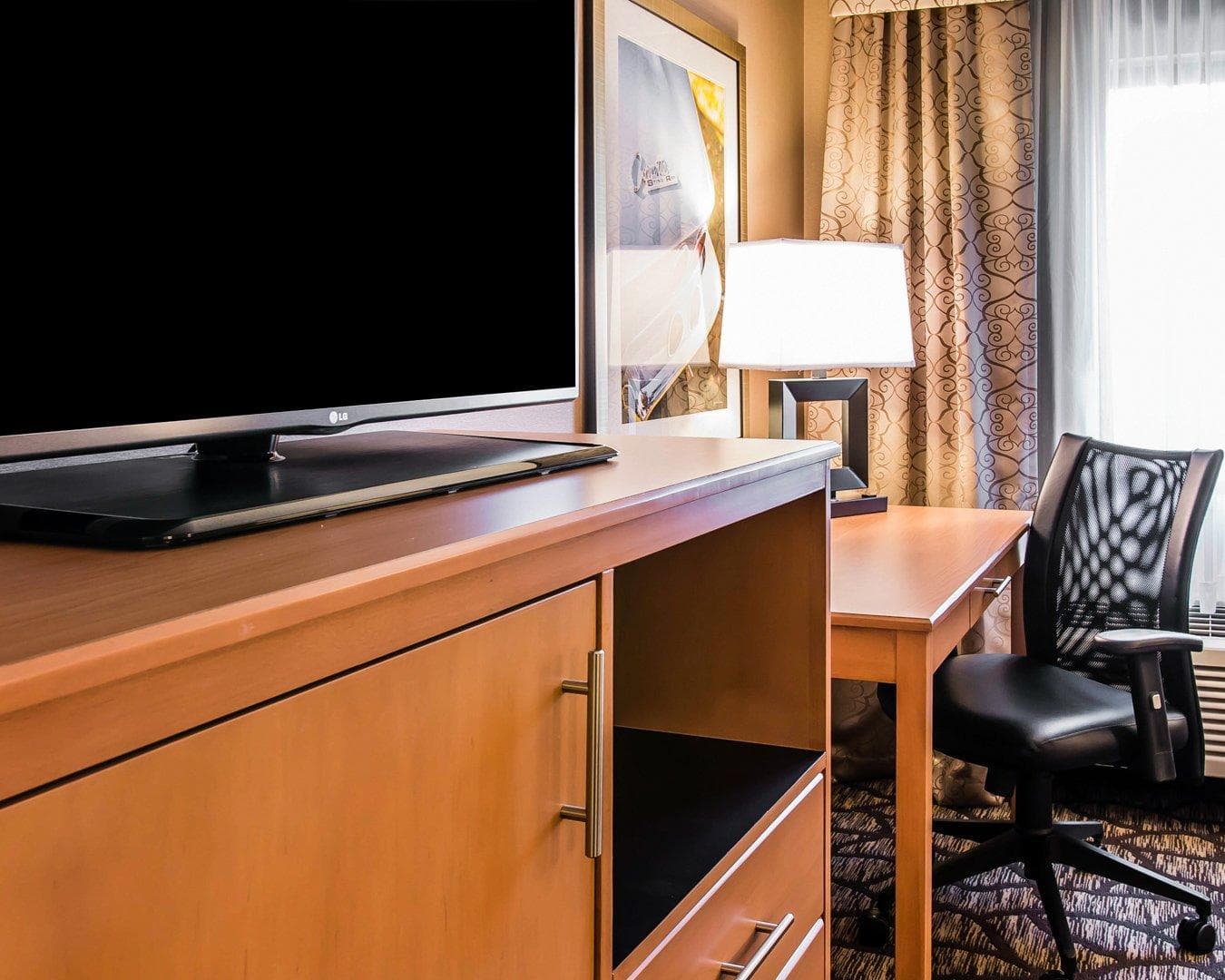 Quality Inn & Suites Warren - Detroit - Image 4