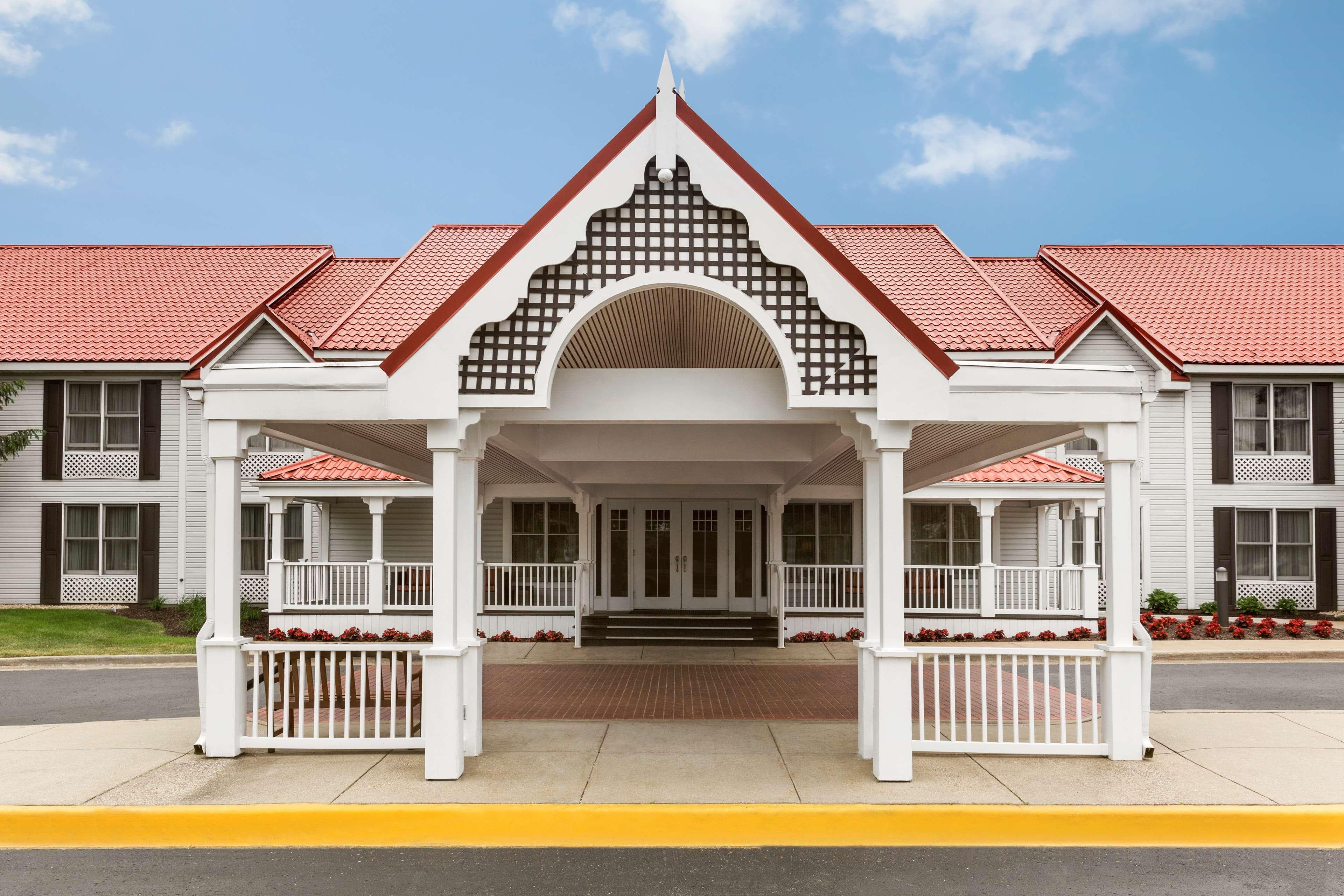 Country Inn & Suites by Radisson, Holland, MI - Image 1