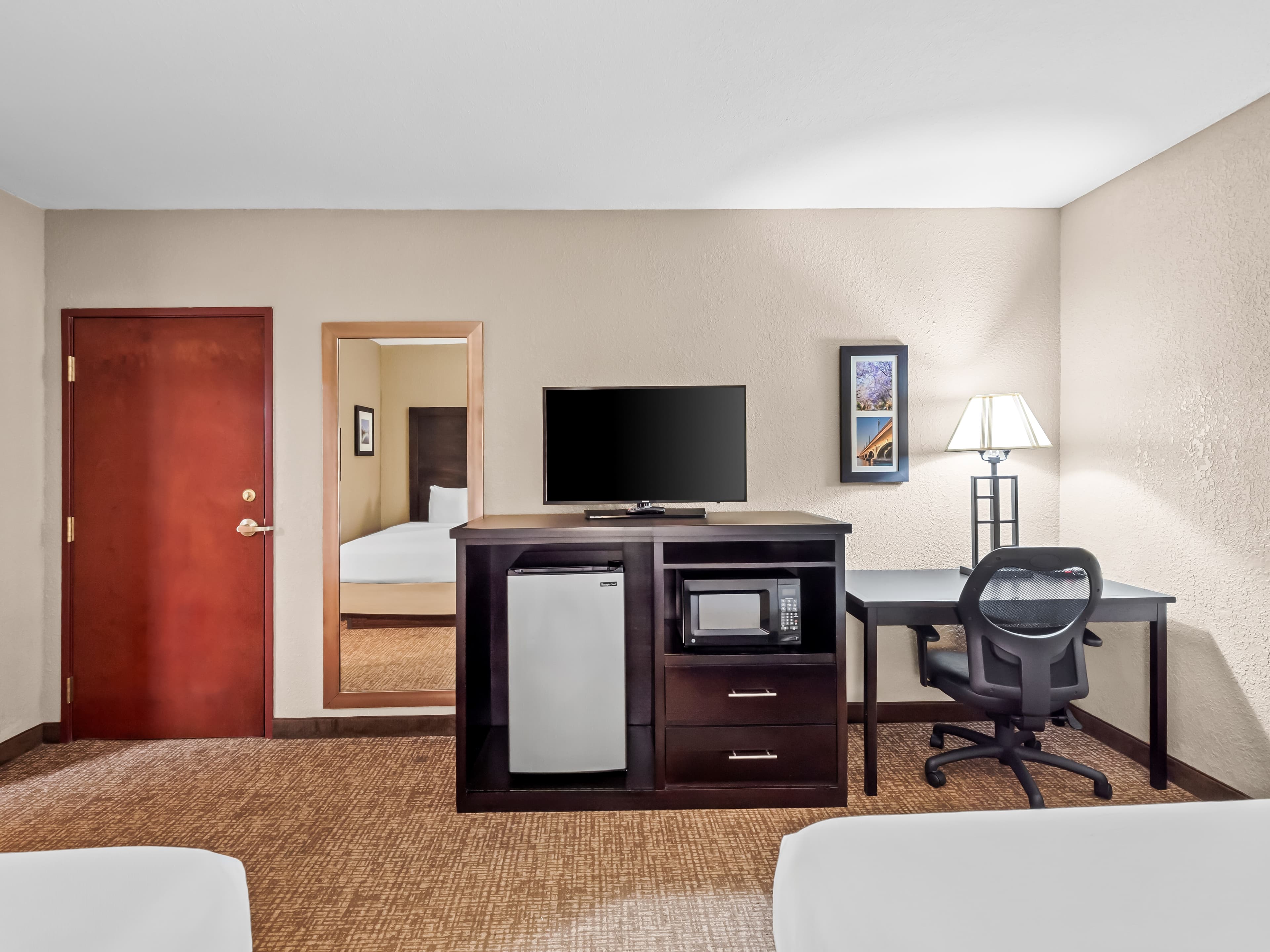 Comfort Inn & Suites Allen Park - Dearborn - Image 3