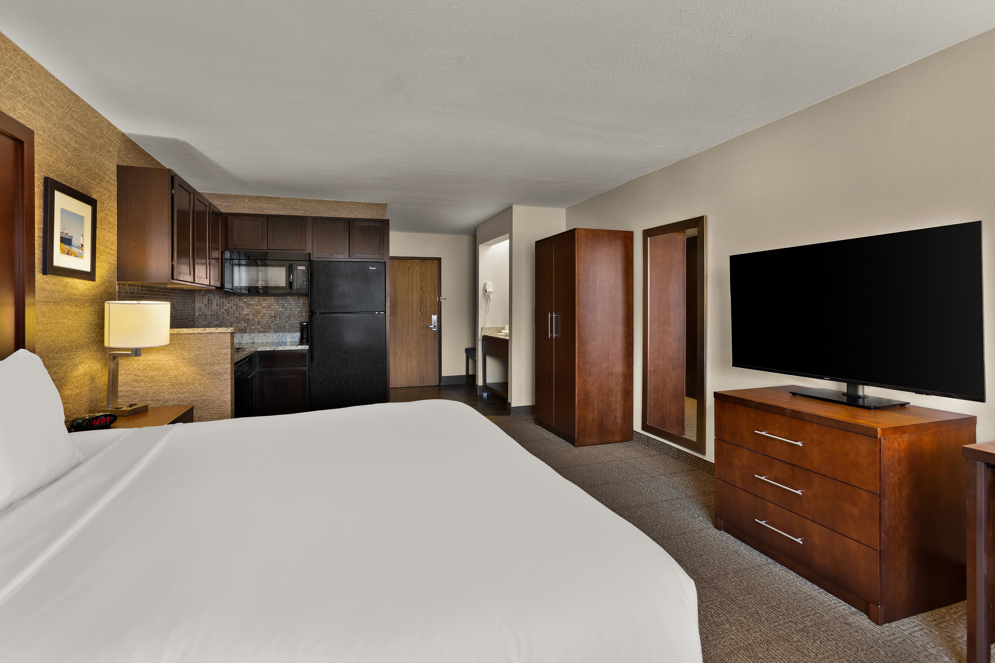 Comfort Inn & Suites Ludington near US-10 - Image 4
