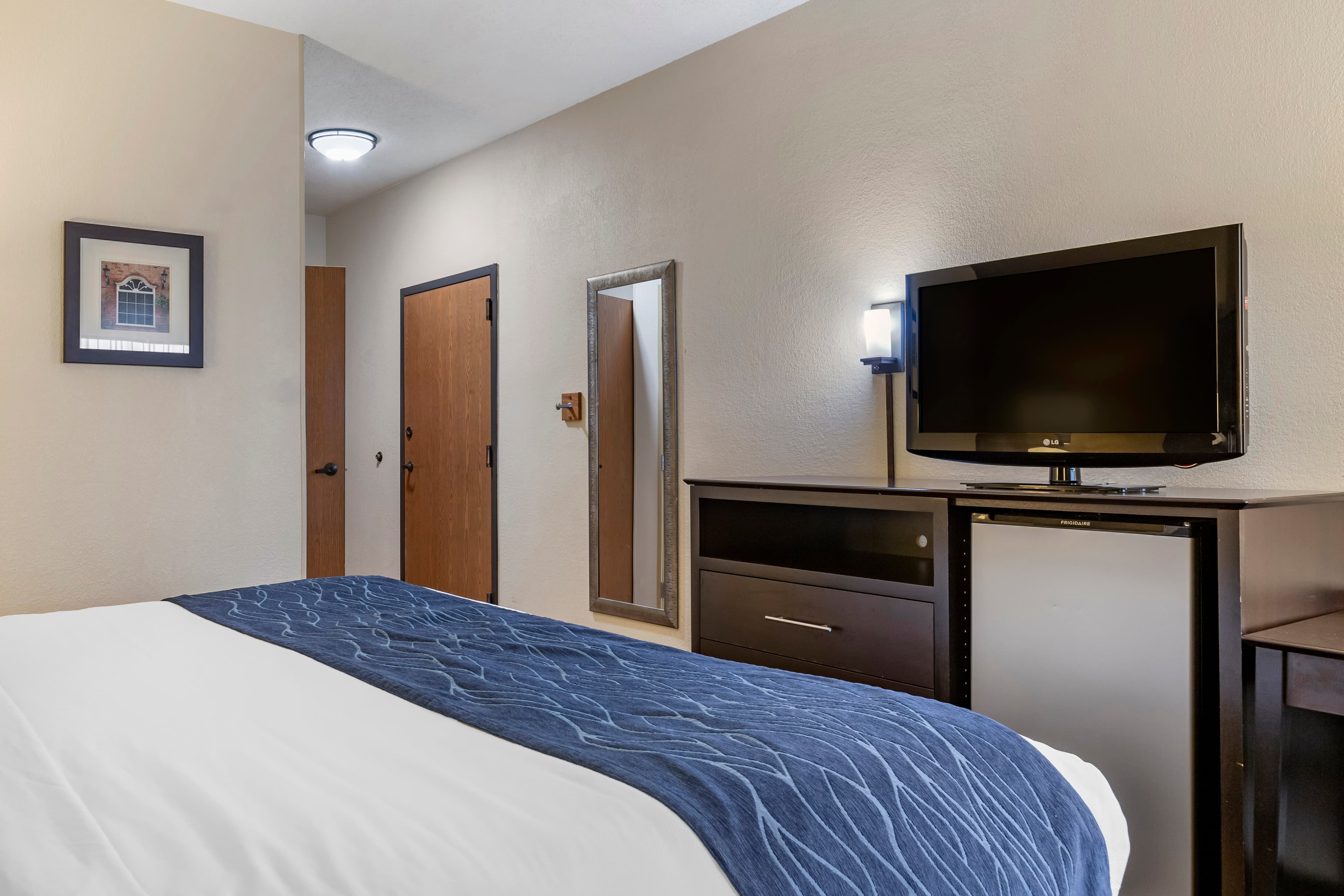 Comfort Inn Wings Stadium - Image 4