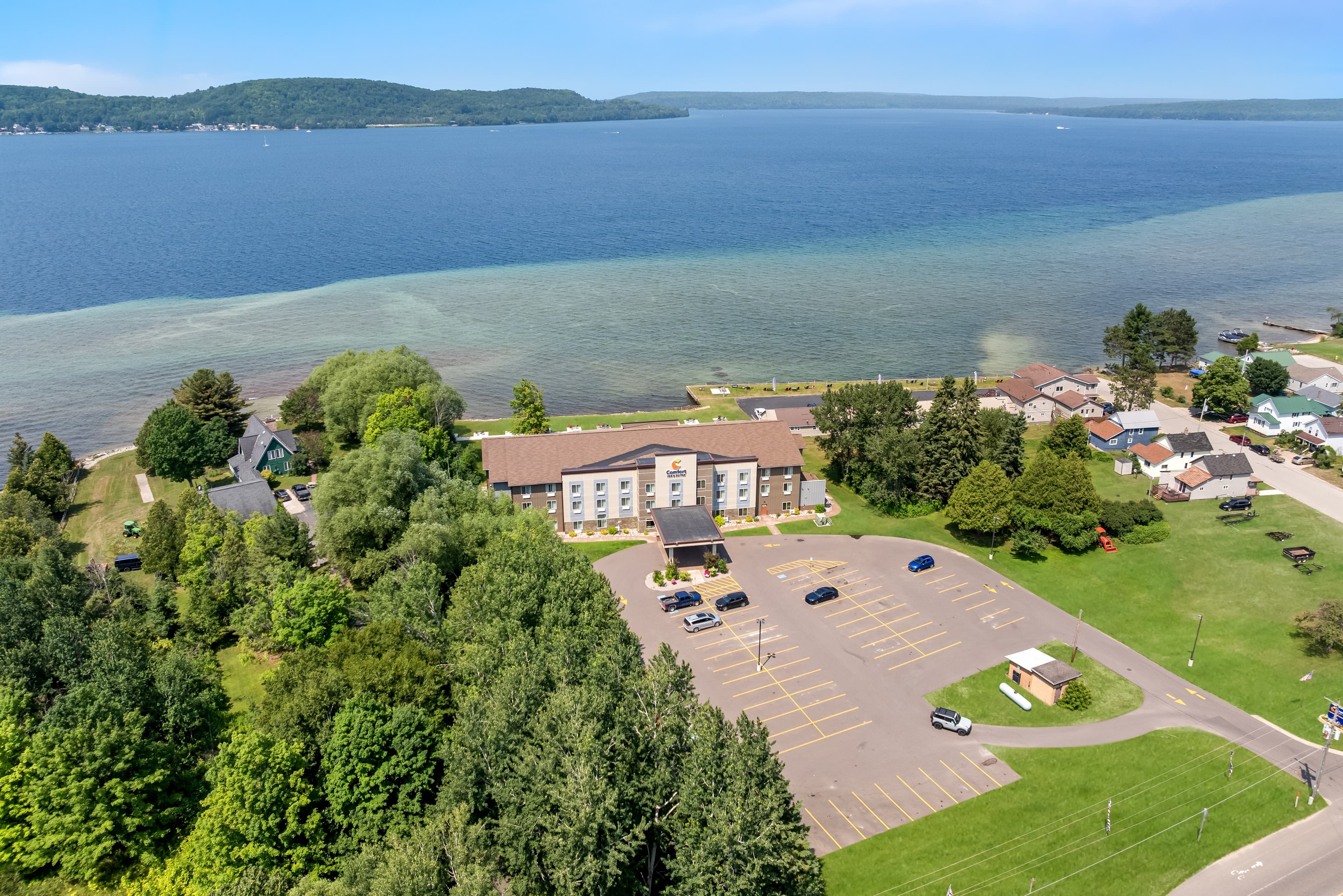 Comfort Inn & Suites Munising-Lakefront - Image 1