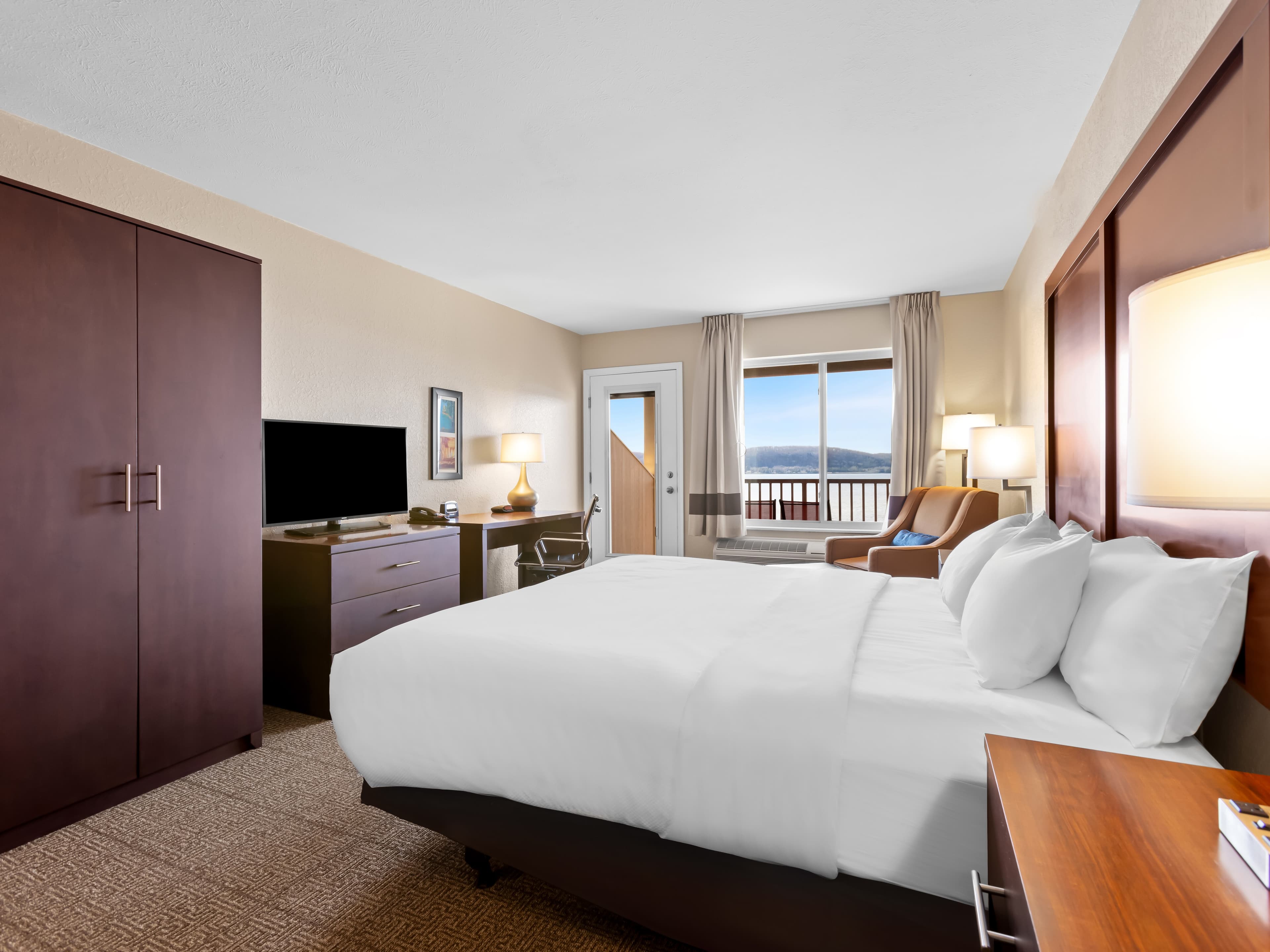 Comfort Inn & Suites Munising-Lakefront - Image 3