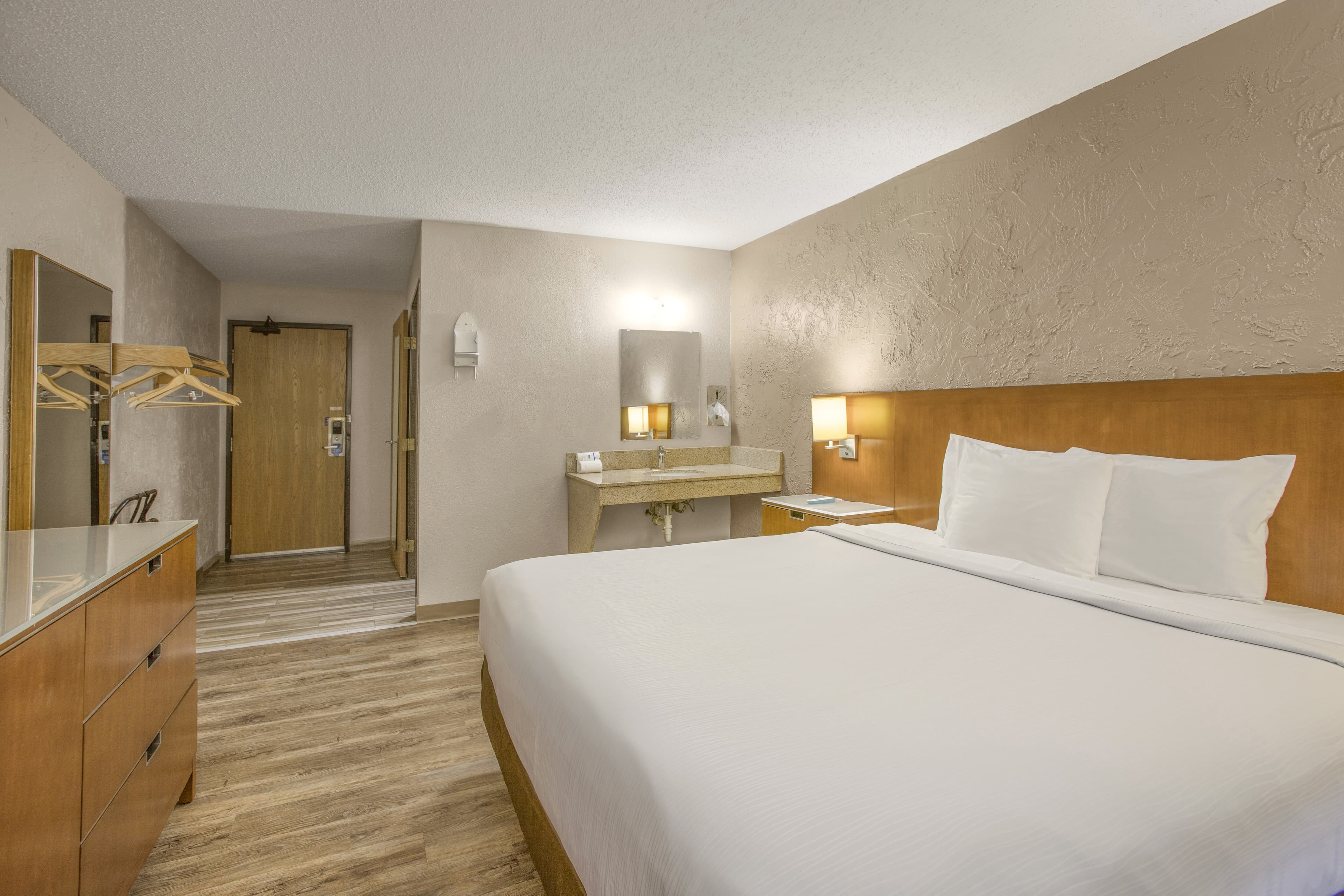 Rodeway Inn & Suites Grand Rapids Southeast - Image 4