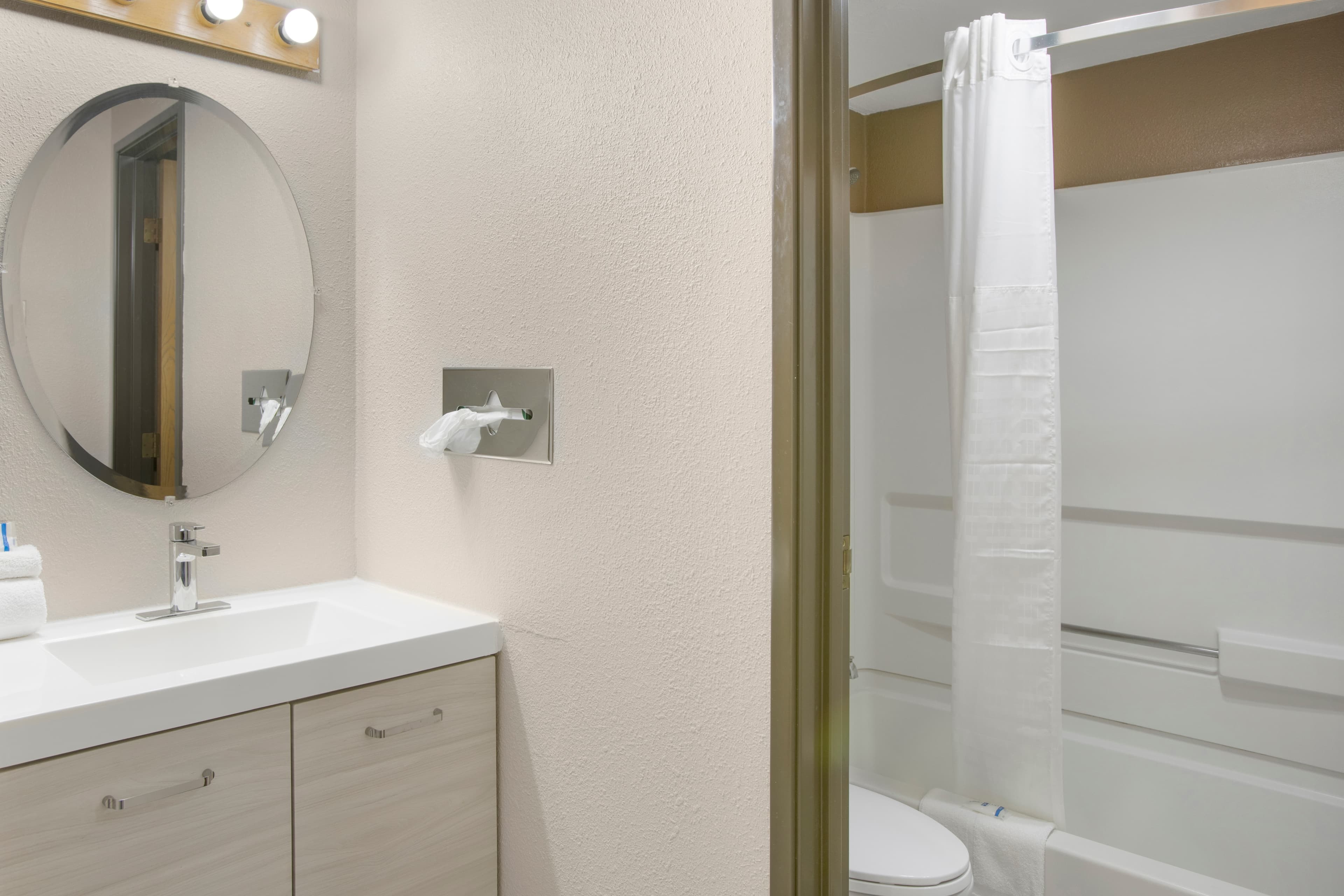 Rodeway Inn & Suites Grand Rapids Southeast — 8