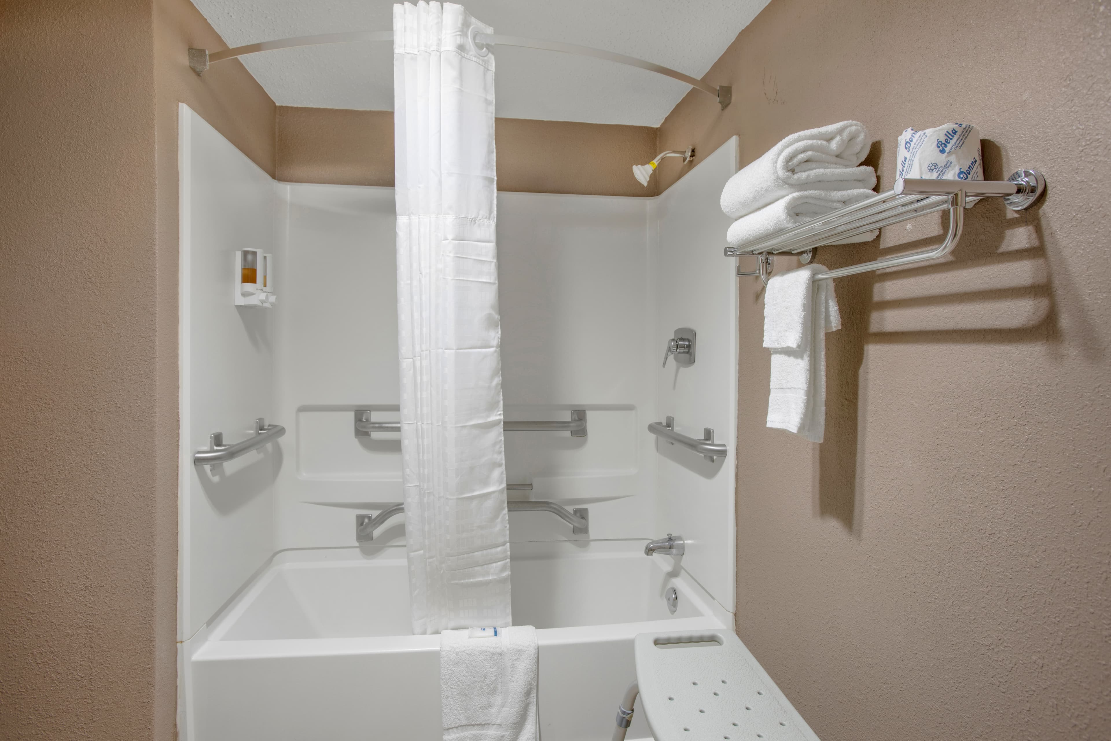 Rodeway Inn & Suites Grand Rapids Southeast - Image 2
