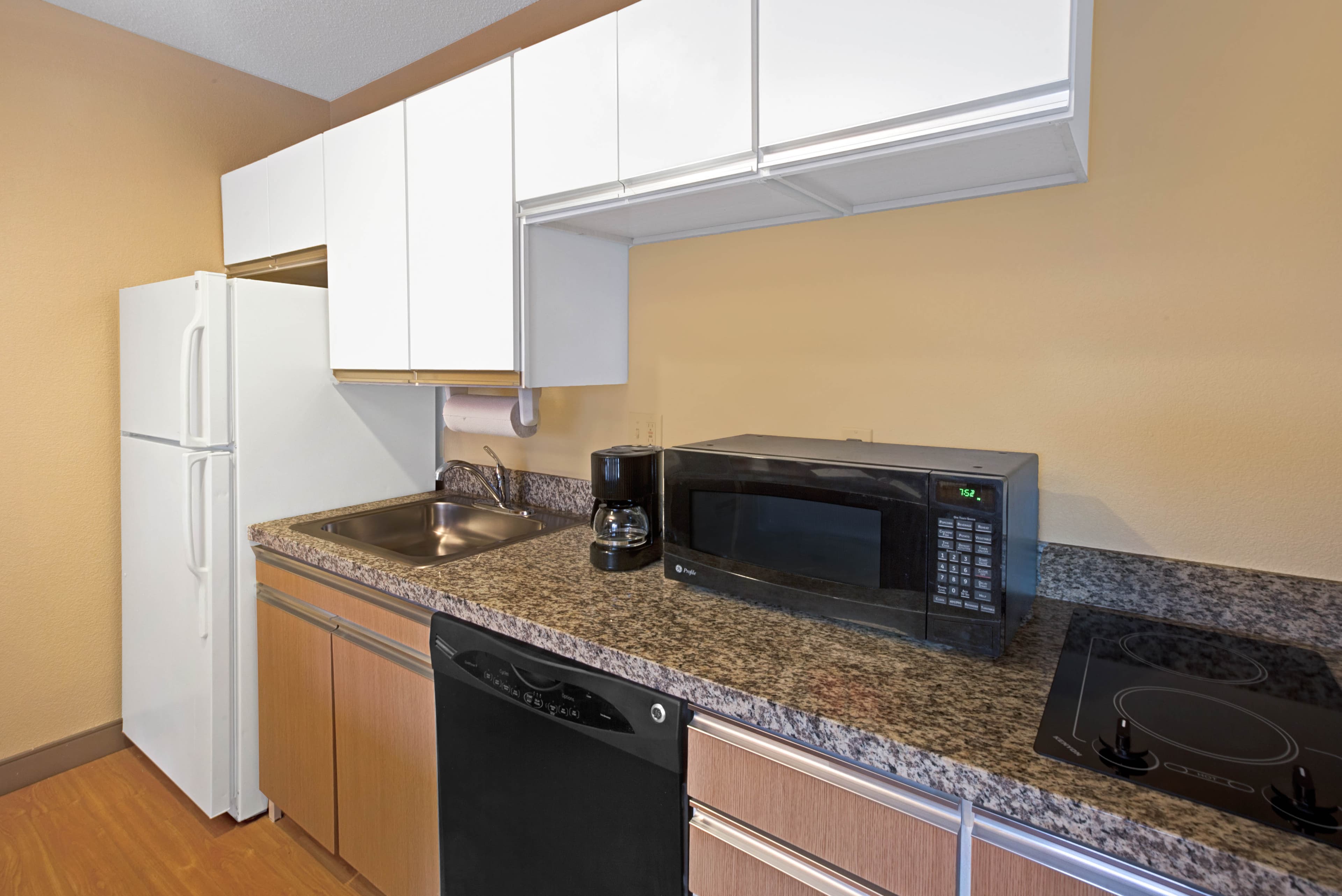 MainStay Suites Detroit Farmington Hills - Image 4