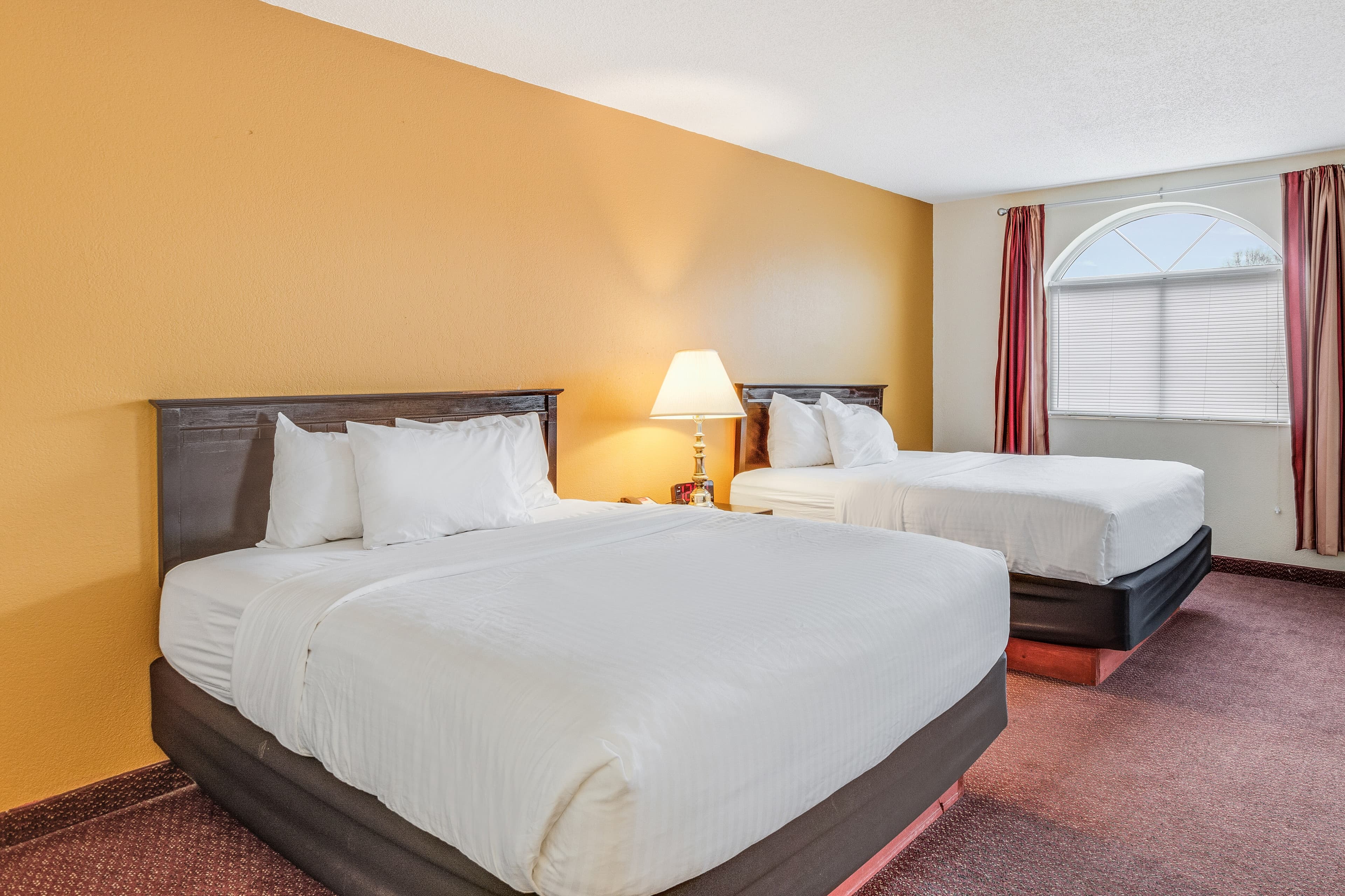Econo Lodge Whitehall near Michigan's Adventure - Image 3