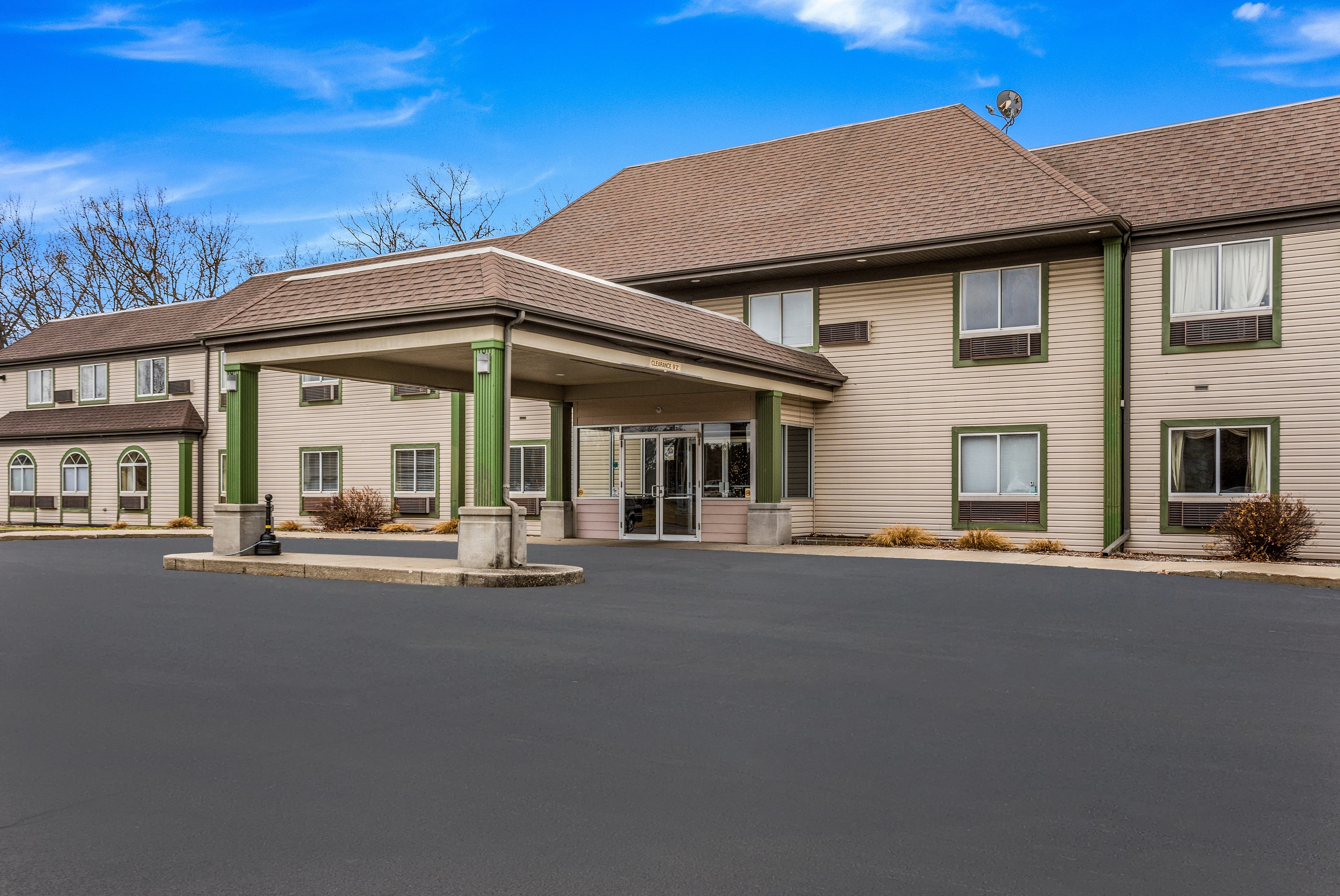 Econo Lodge Whitehall near Michigan's Adventure - Image 1