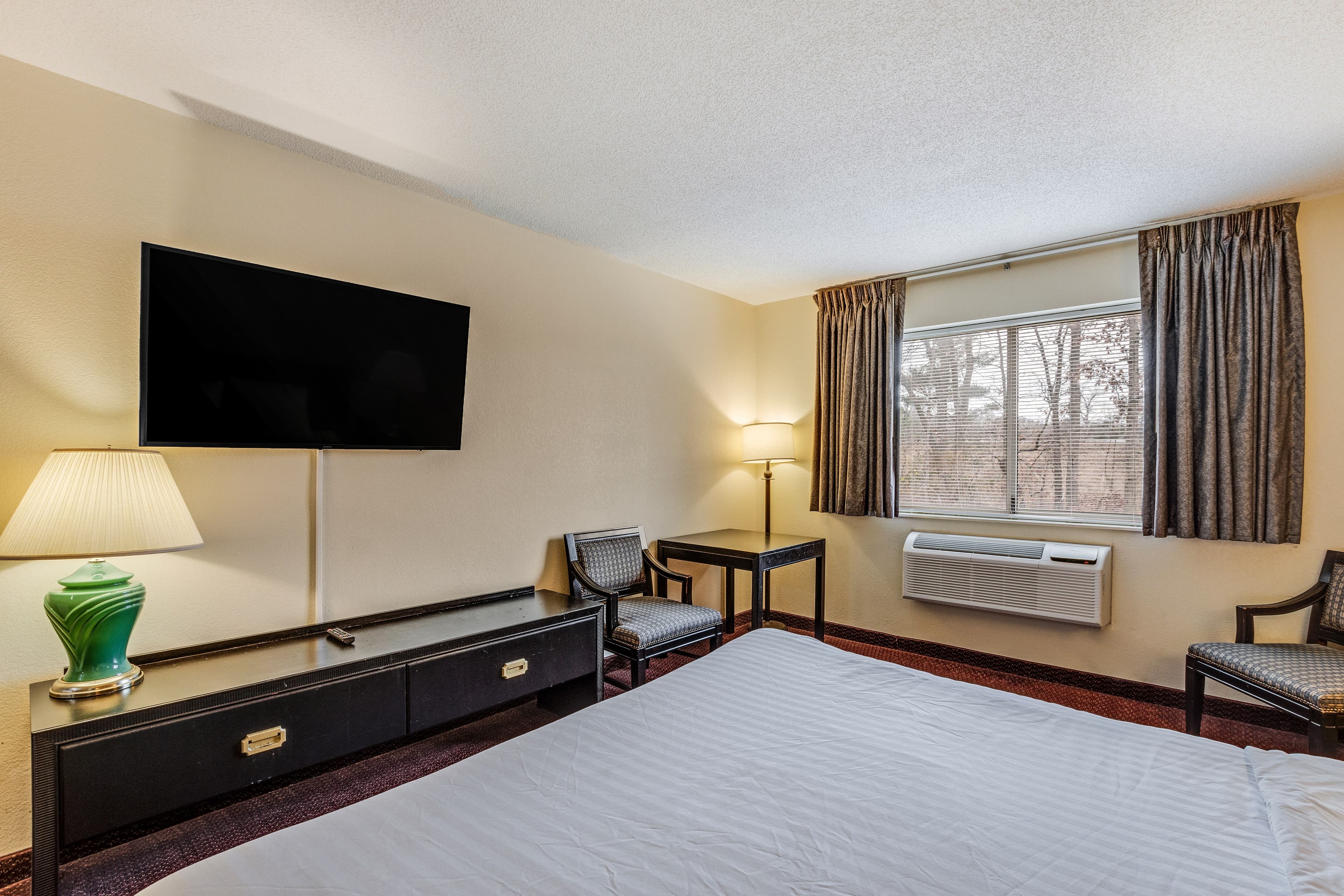 Econo Lodge Whitehall near Michigan's Adventure — 12
