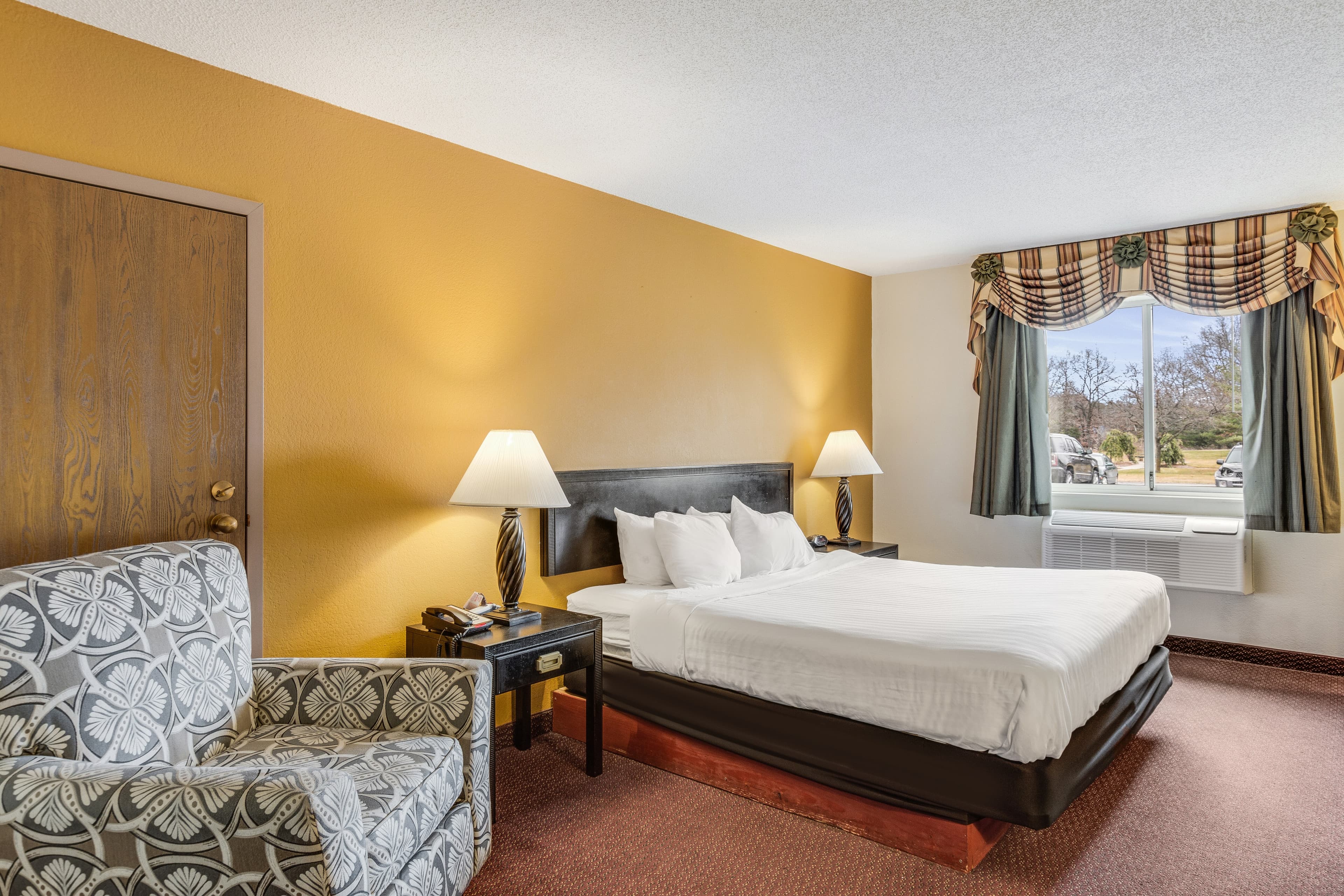 Econo Lodge Whitehall near Michigan's Adventure — 14
