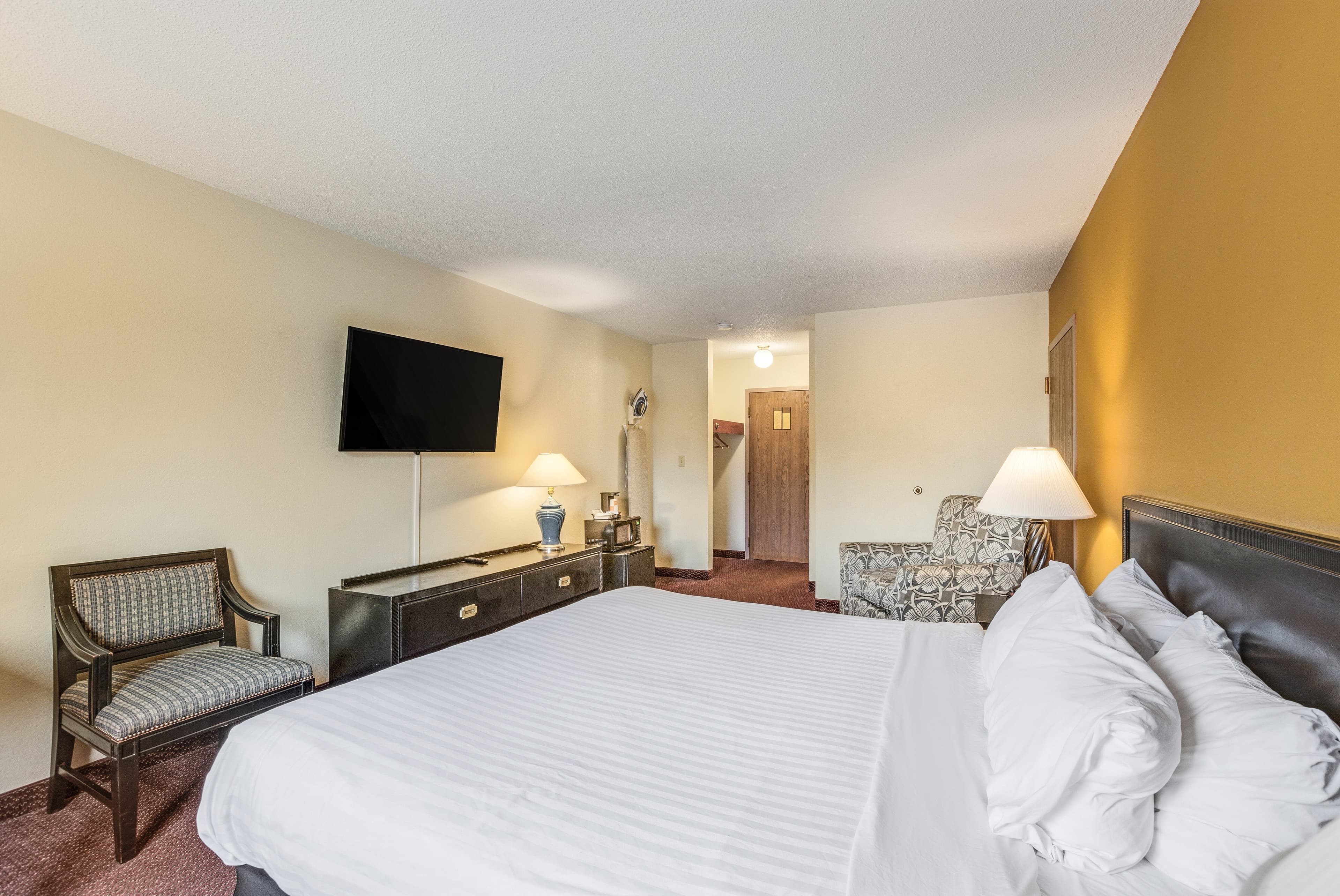 Econo Lodge Whitehall near Michigan's Adventure — 17