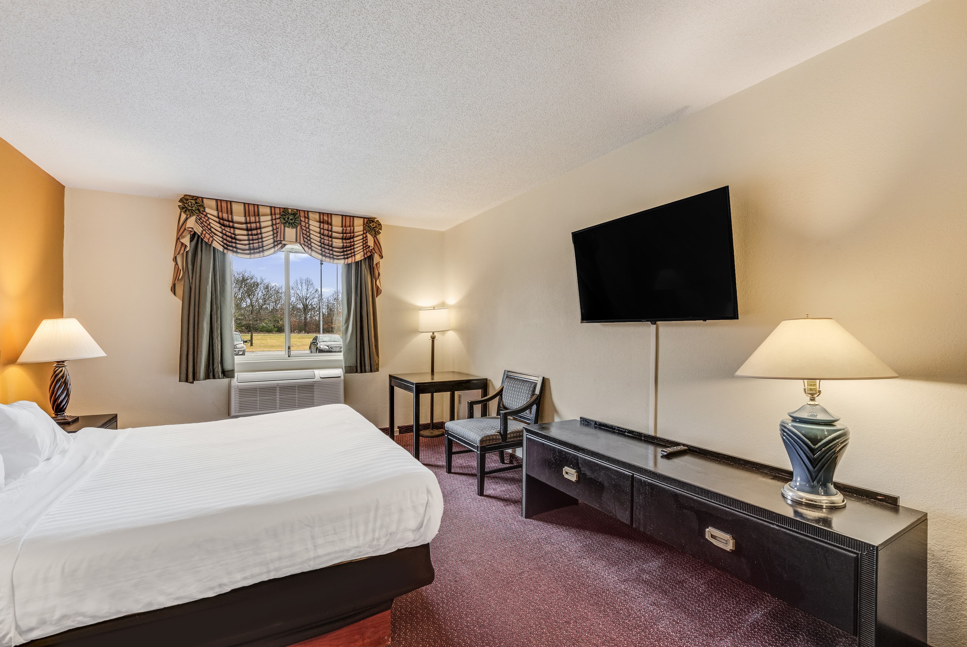 Econo Lodge Whitehall near Michigan's Adventure — 18