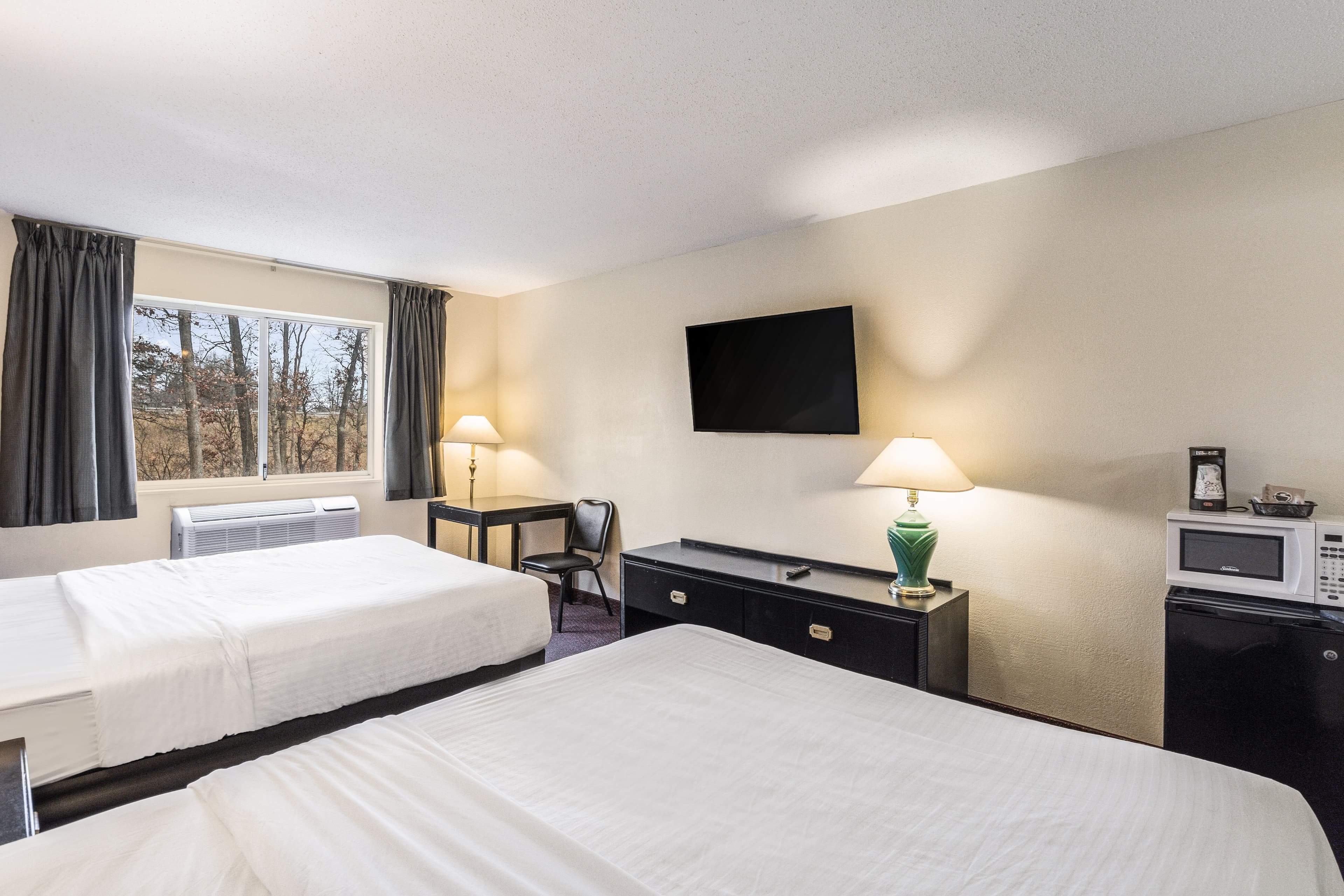 Econo Lodge Whitehall near Michigan's Adventure — 23
