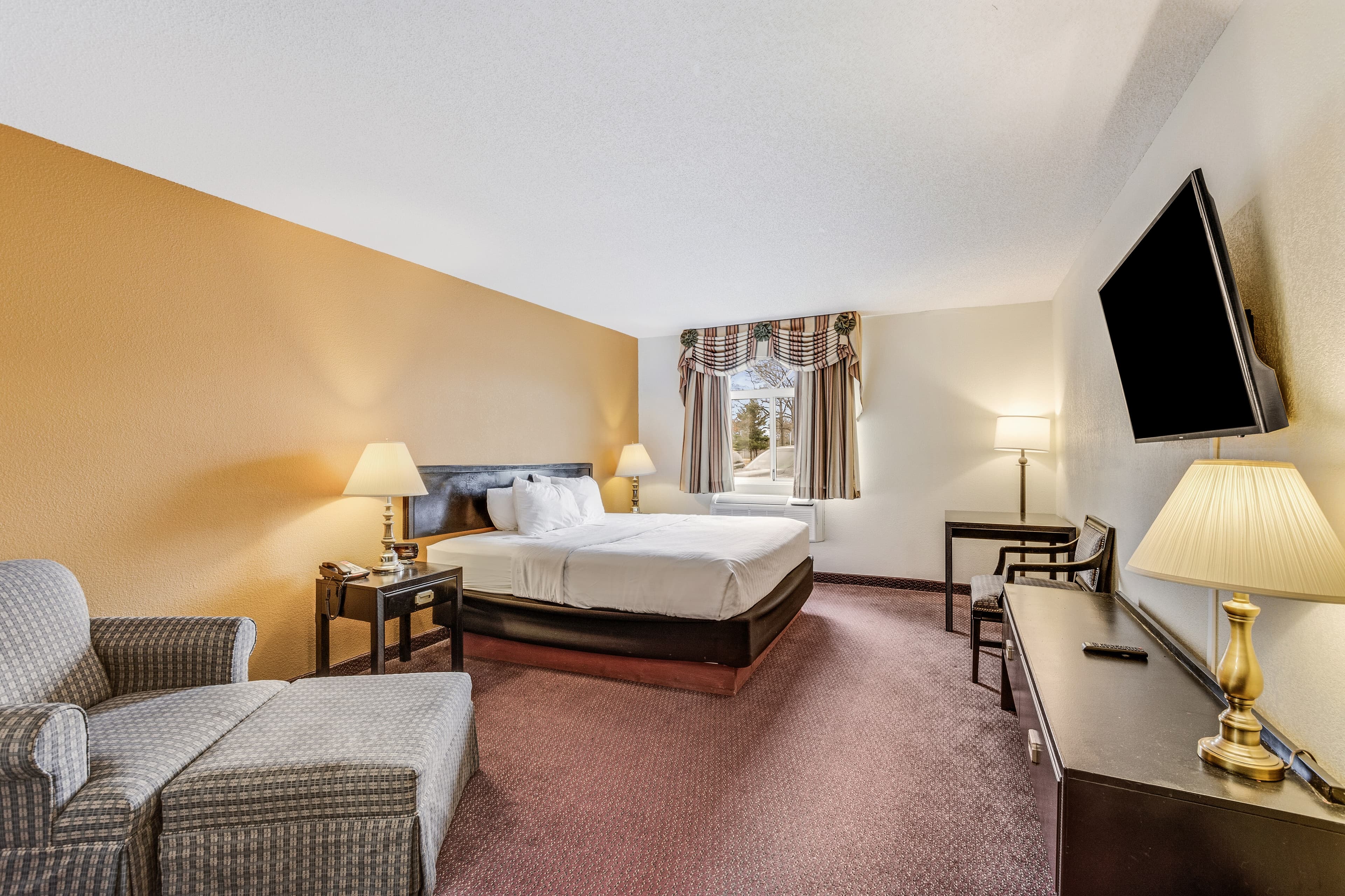 Econo Lodge Whitehall near Michigan's Adventure — 25