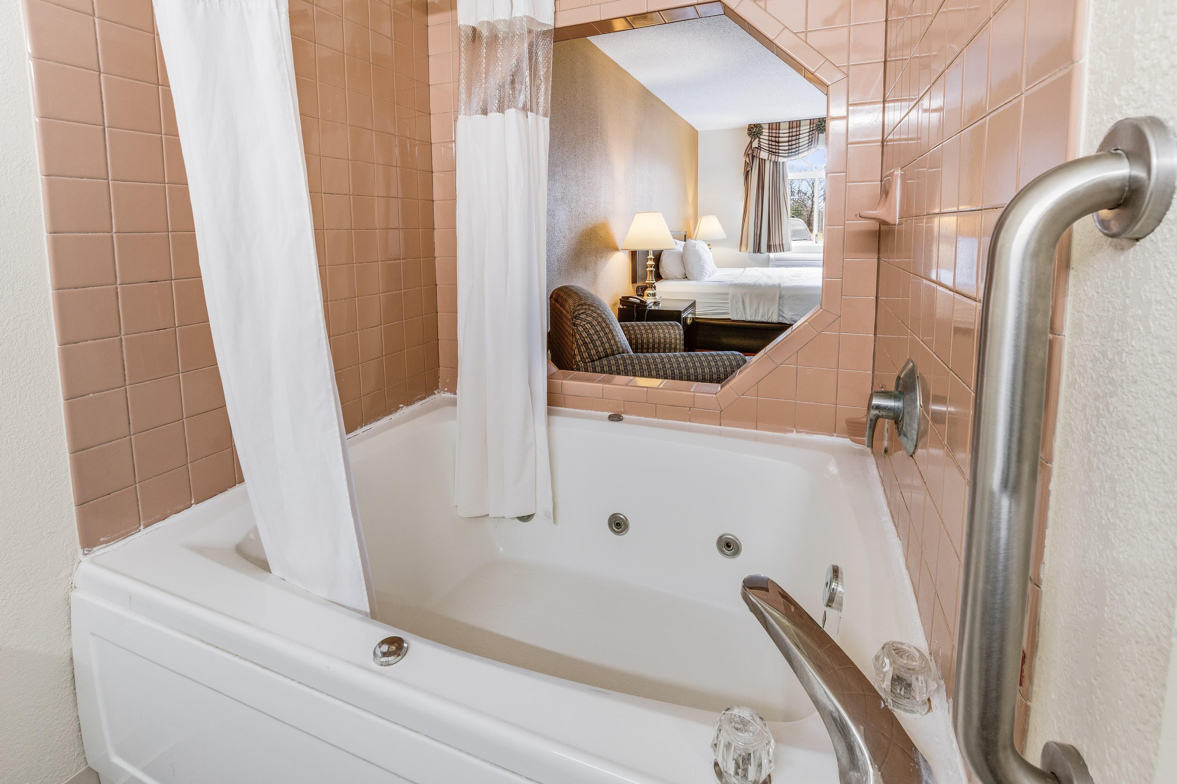 Econo Lodge Whitehall near Michigan's Adventure — 27
