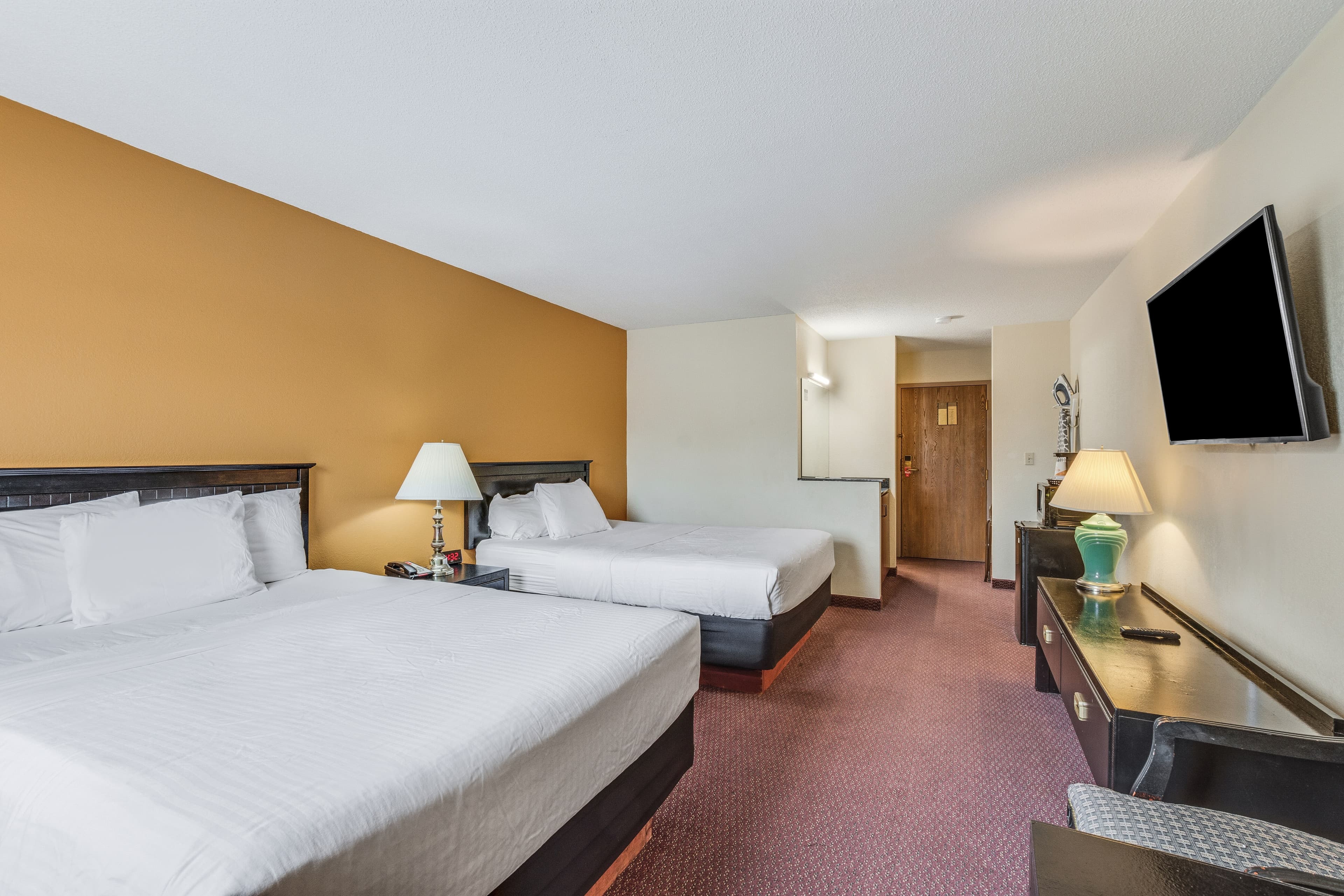 Econo Lodge Whitehall near Michigan's Adventure — 30