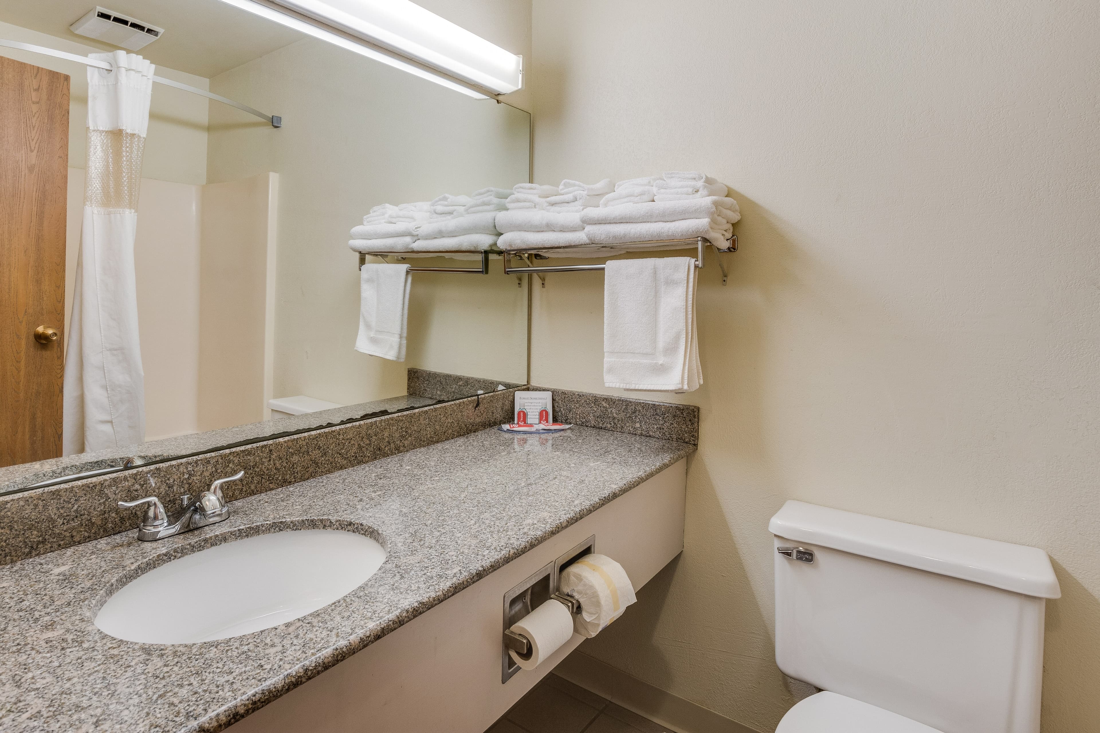 Econo Lodge Whitehall near Michigan's Adventure - Image 4