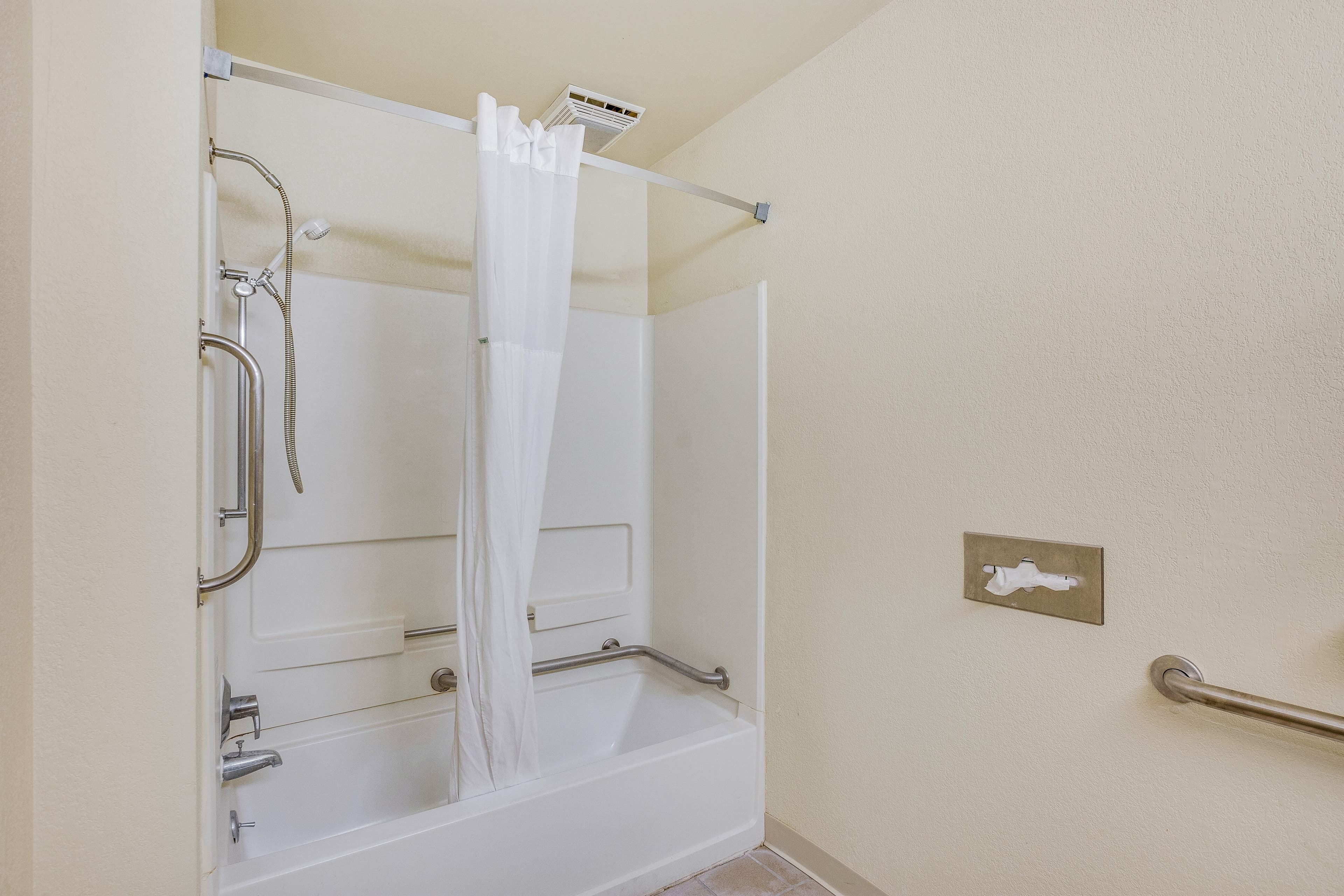 Econo Lodge Whitehall near Michigan's Adventure — 11