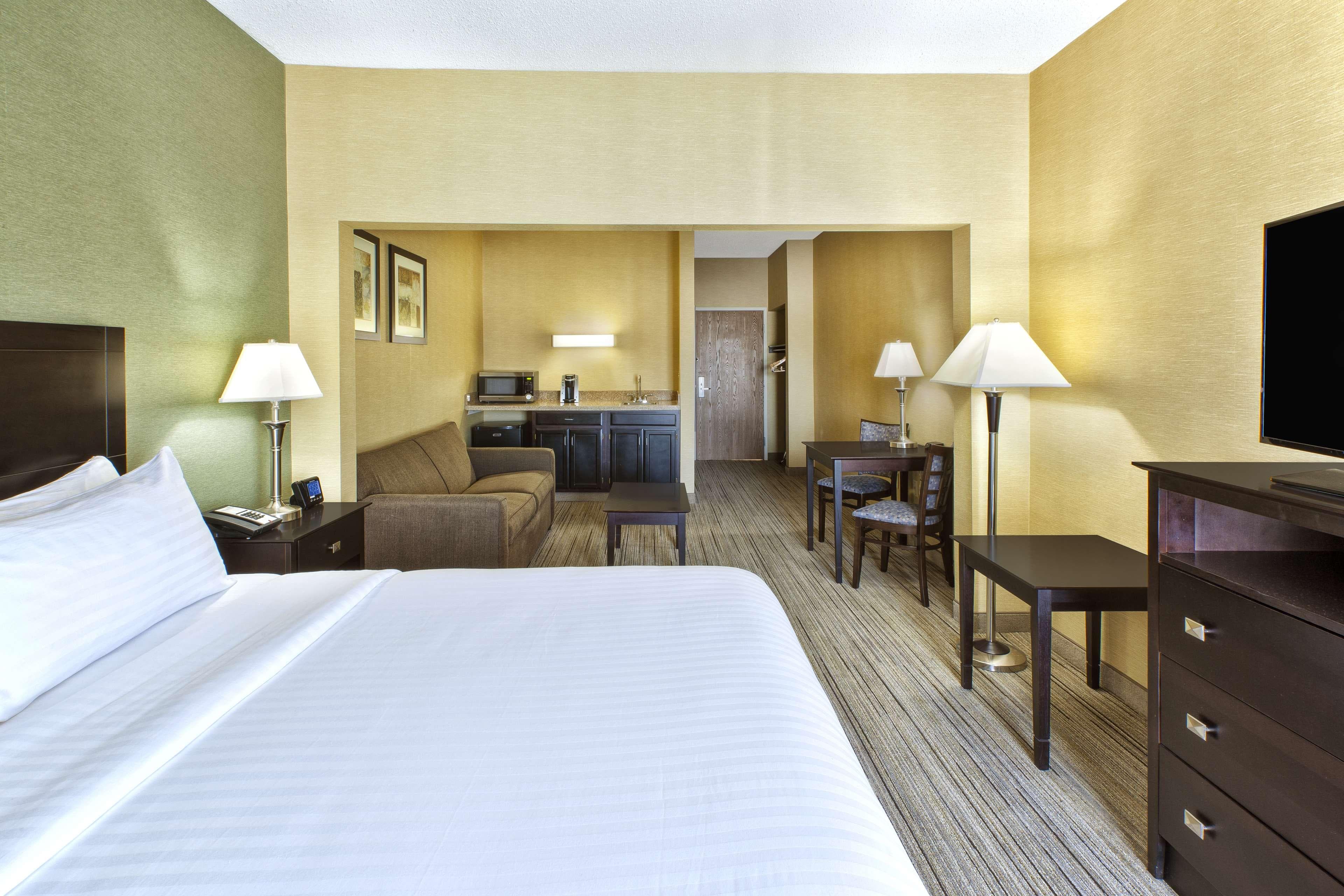 Country Inn & Suites by Radisson, Benton Harbor-St. Joseph, MI - Image 1