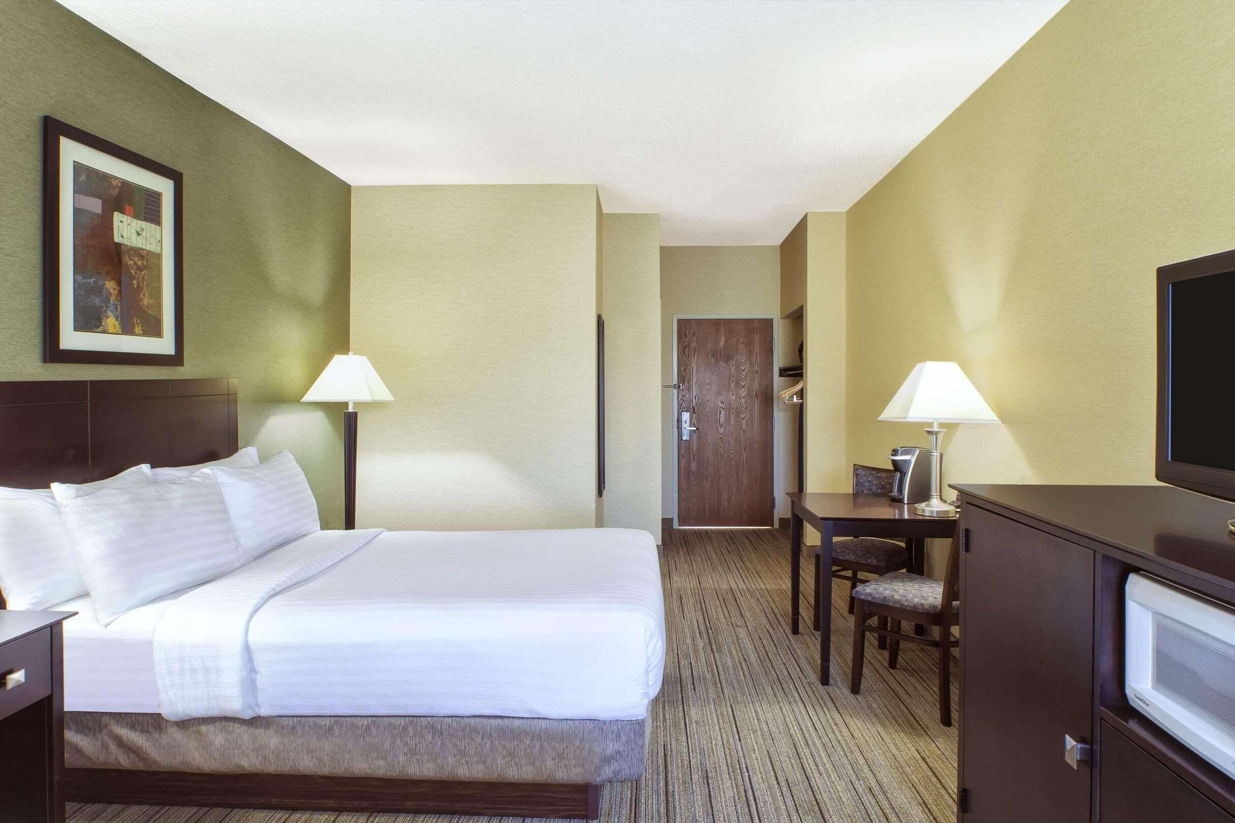 Country Inn & Suites by Radisson, Benton Harbor-St. Joseph, MI — 7
