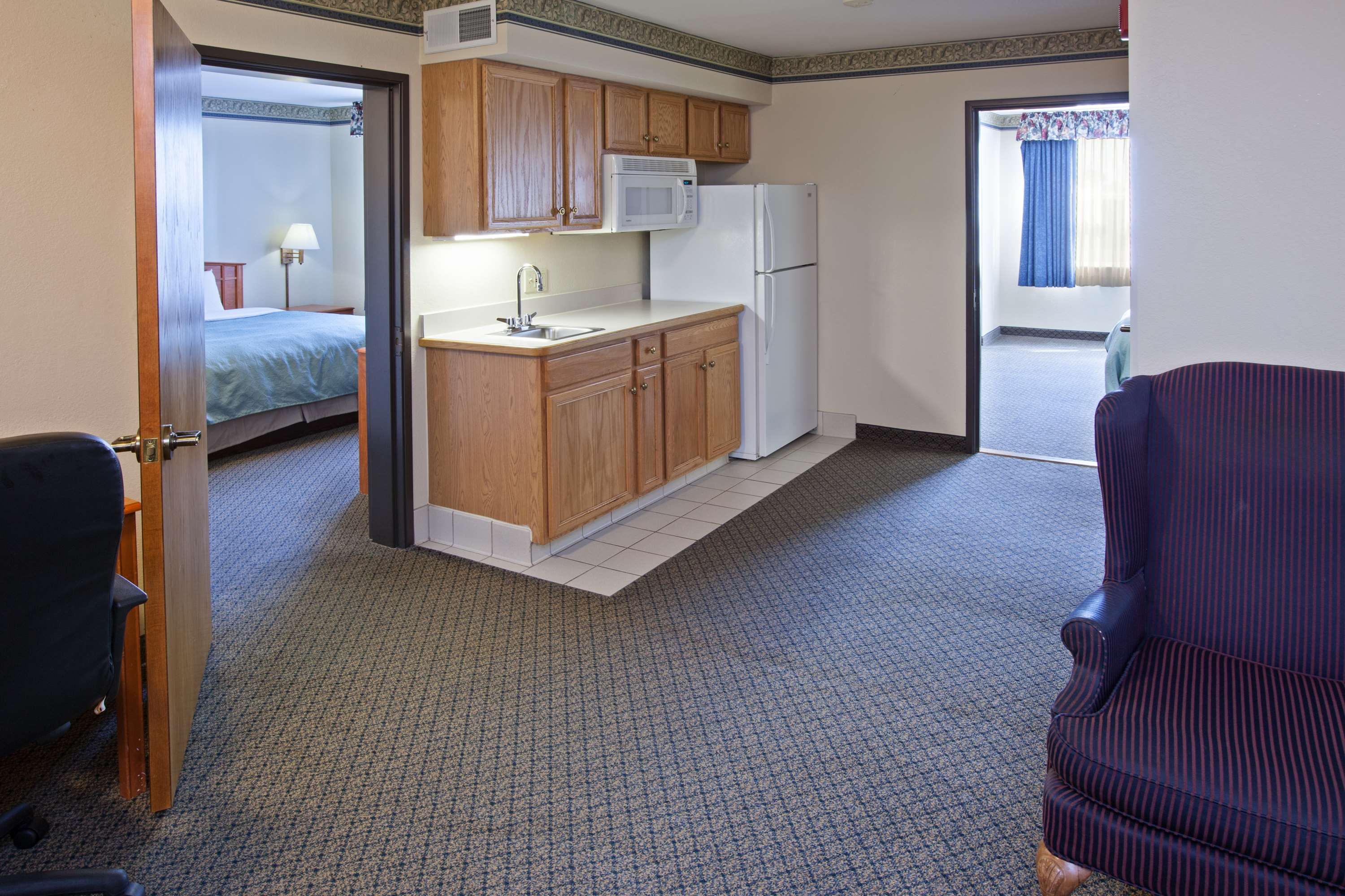 Country Inn & Suites by Radisson, Lansing, MI - Image 4