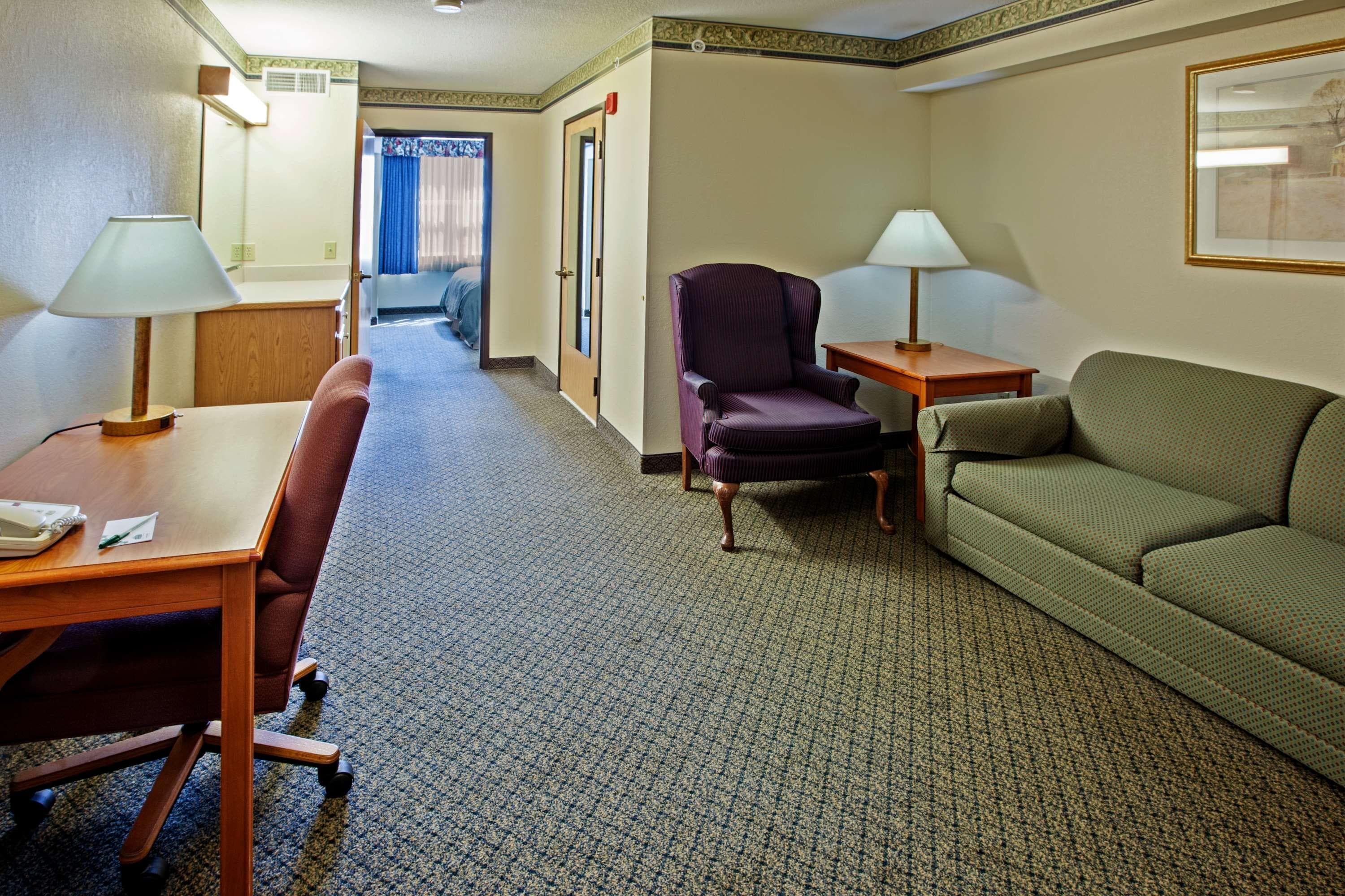 Country Inn & Suites by Radisson, Lansing, MI — 12
