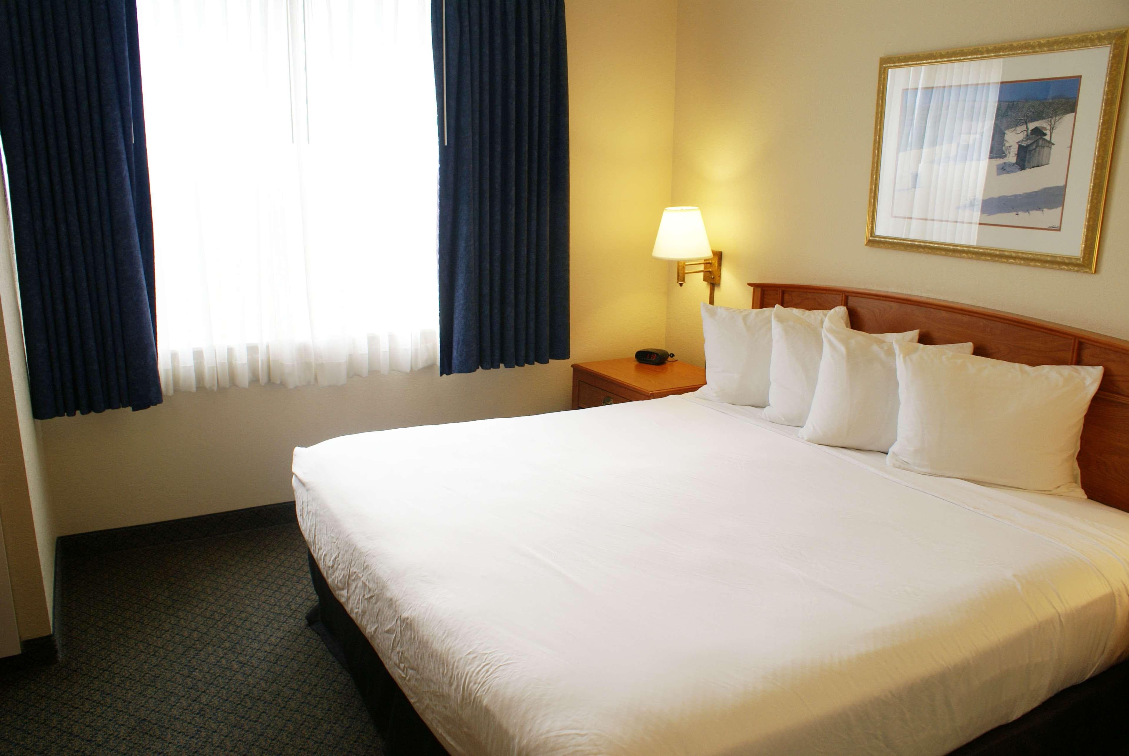 Country Inn & Suites by Radisson, Lansing, MI - Image 3