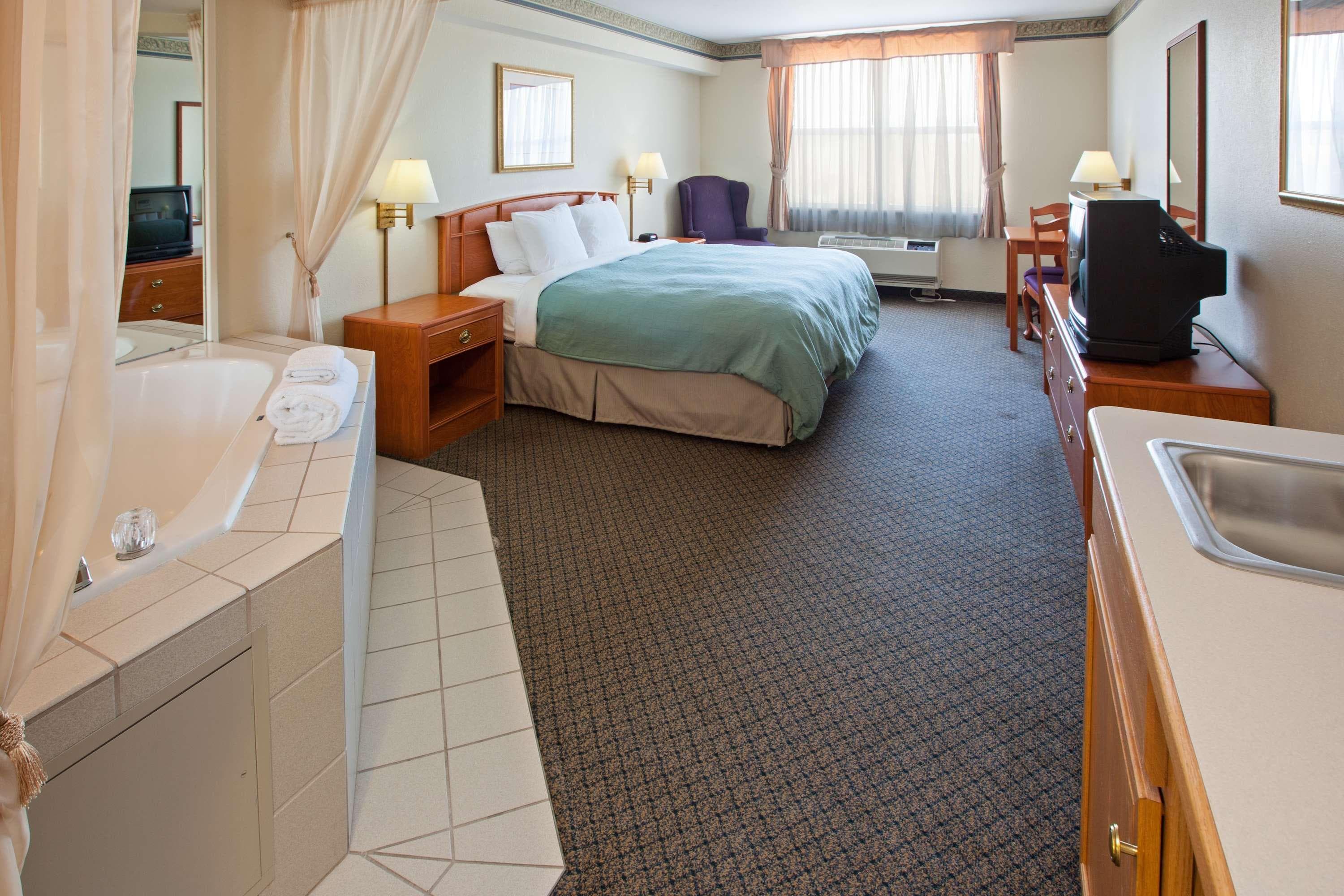 Country Inn & Suites by Radisson, Lansing, MI — 9