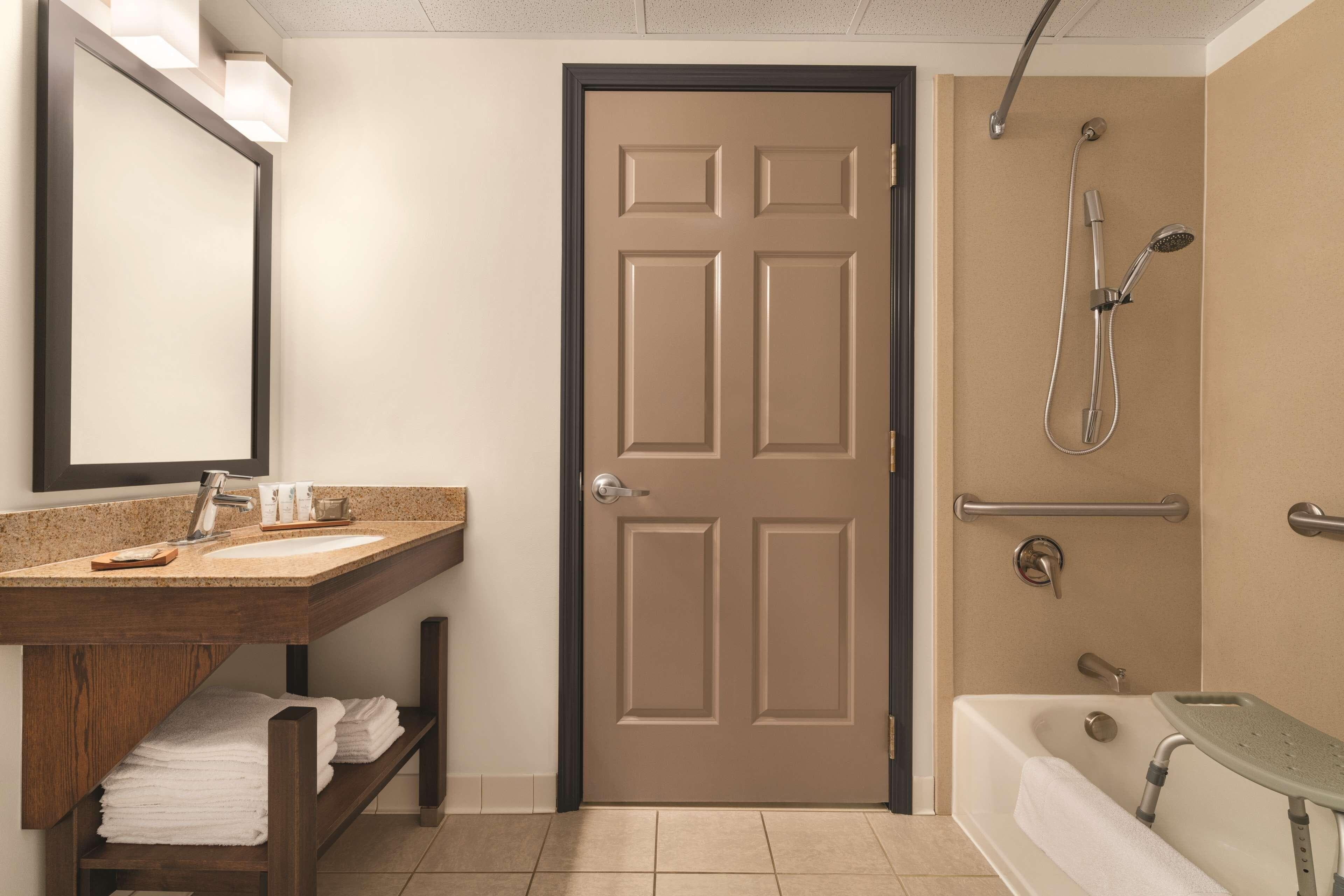 Country Inn & Suites by Radisson, Grand Rapids East, MI - Image 4
