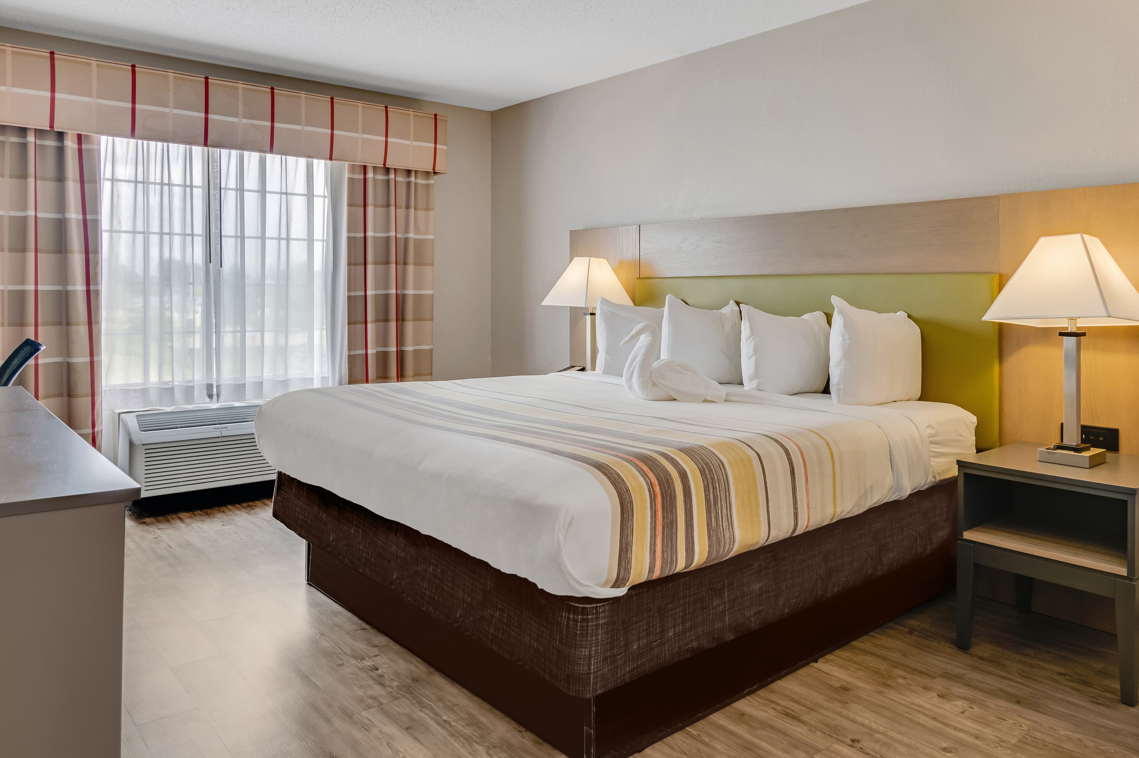 Country Inn & Suites by Radisson, Grand Rapids Airport, MI - Image 2