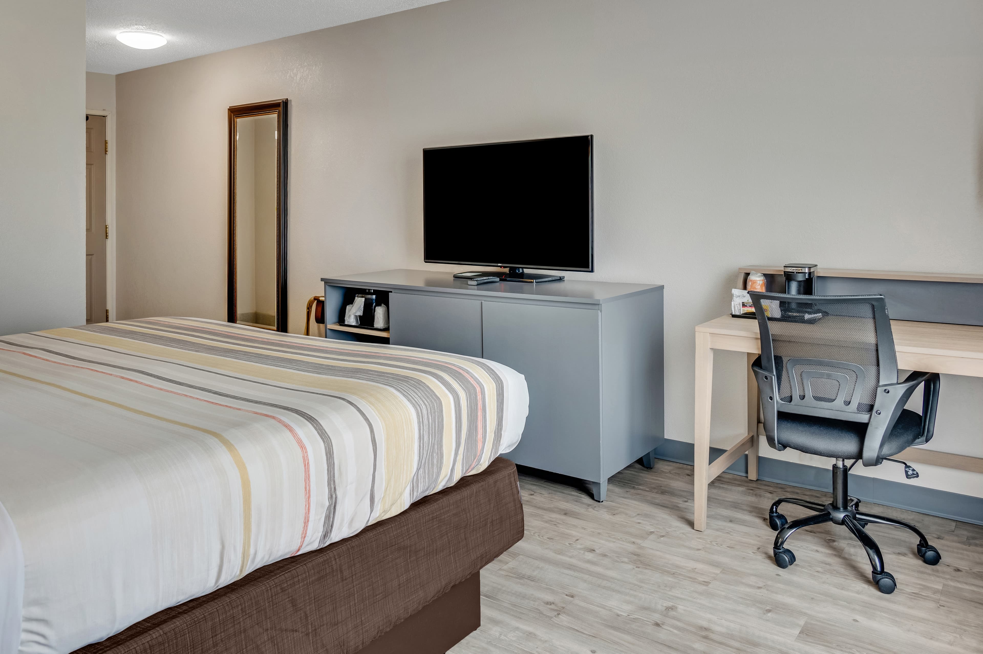 Country Inn & Suites by Radisson, Grand Rapids Airport, MI - Image 3