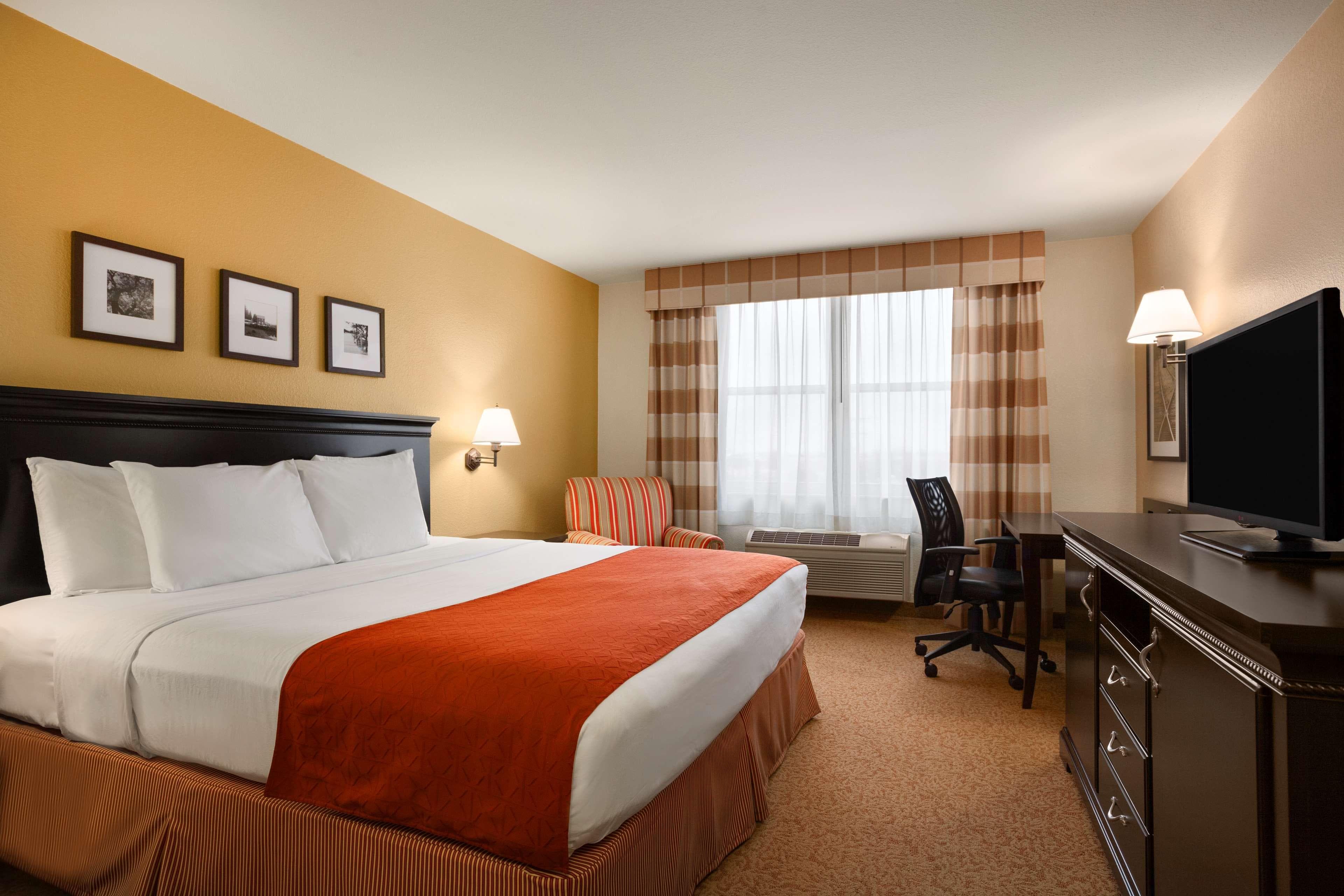 Country Inn & Suites by Radisson, Dundee, MI - Image 2