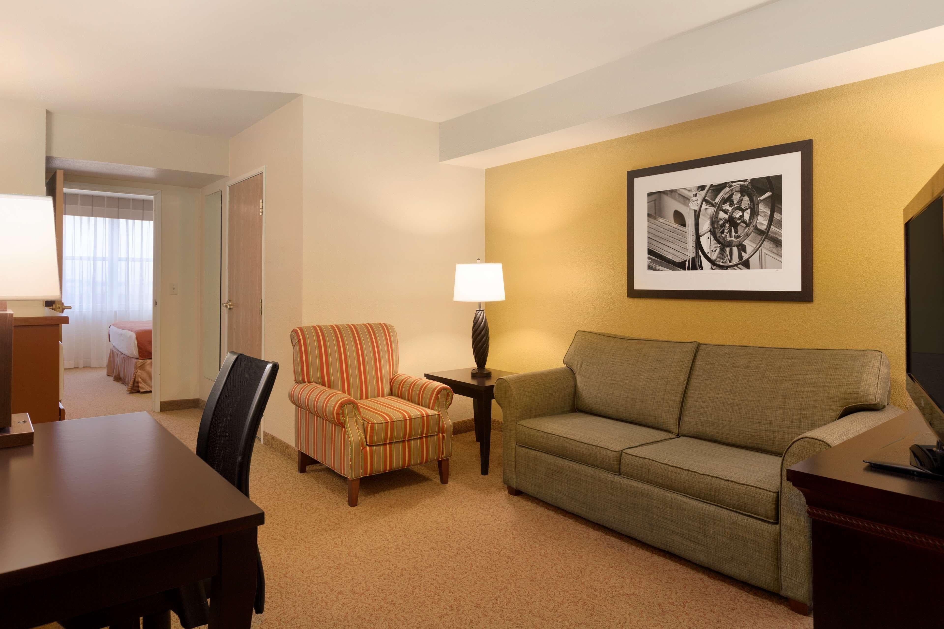 Country Inn & Suites by Radisson, Dundee, MI - Image 5