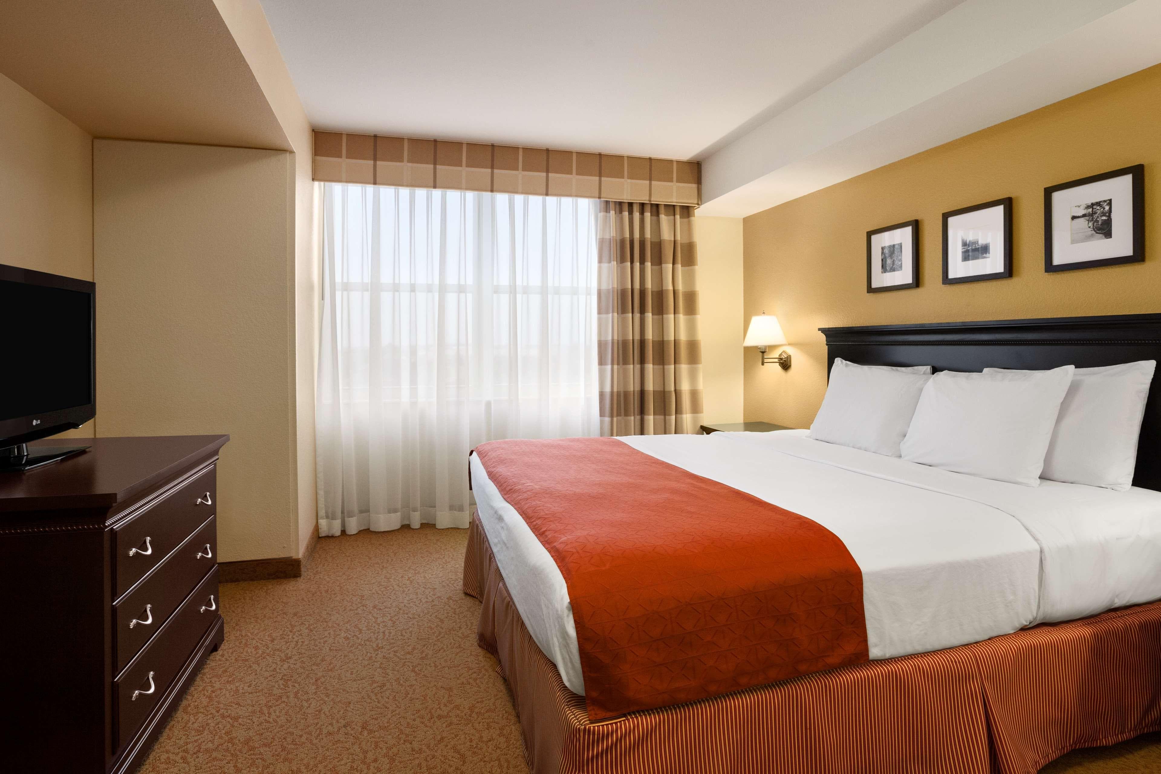 Country Inn & Suites by Radisson, Dundee, MI — 6