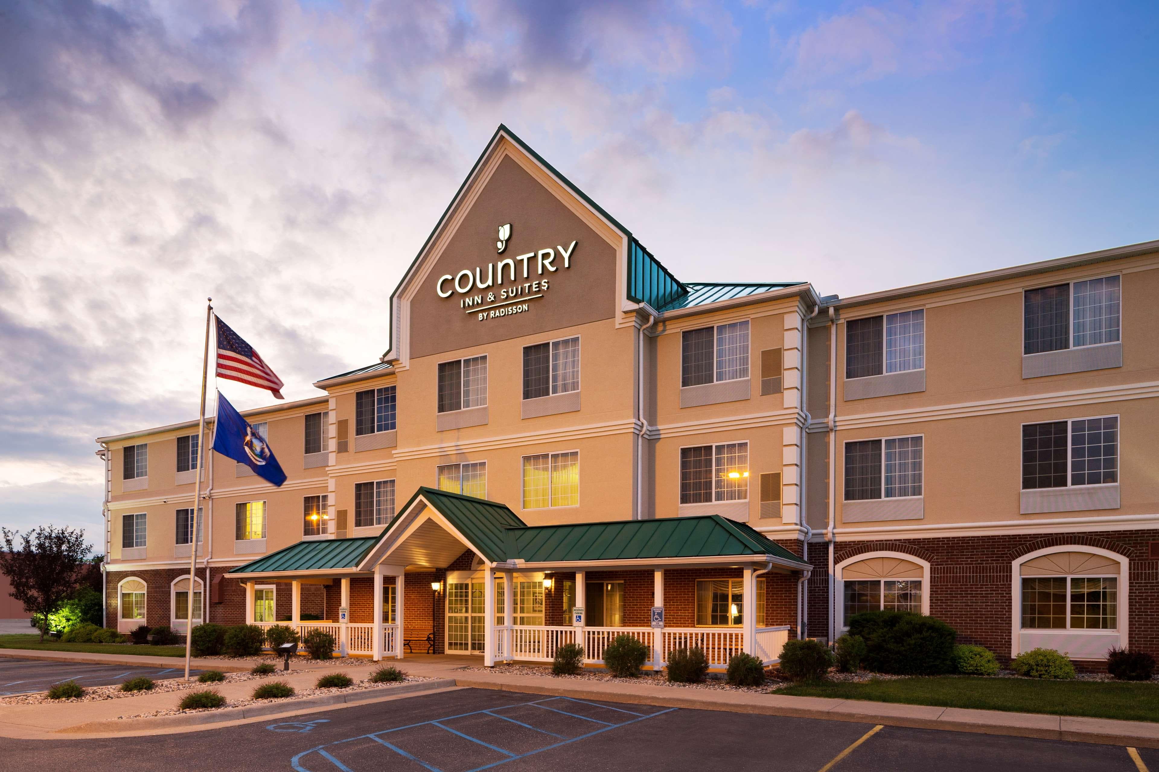 Country Inn & Suites by Radisson, Big Rapids, MI - Image 1