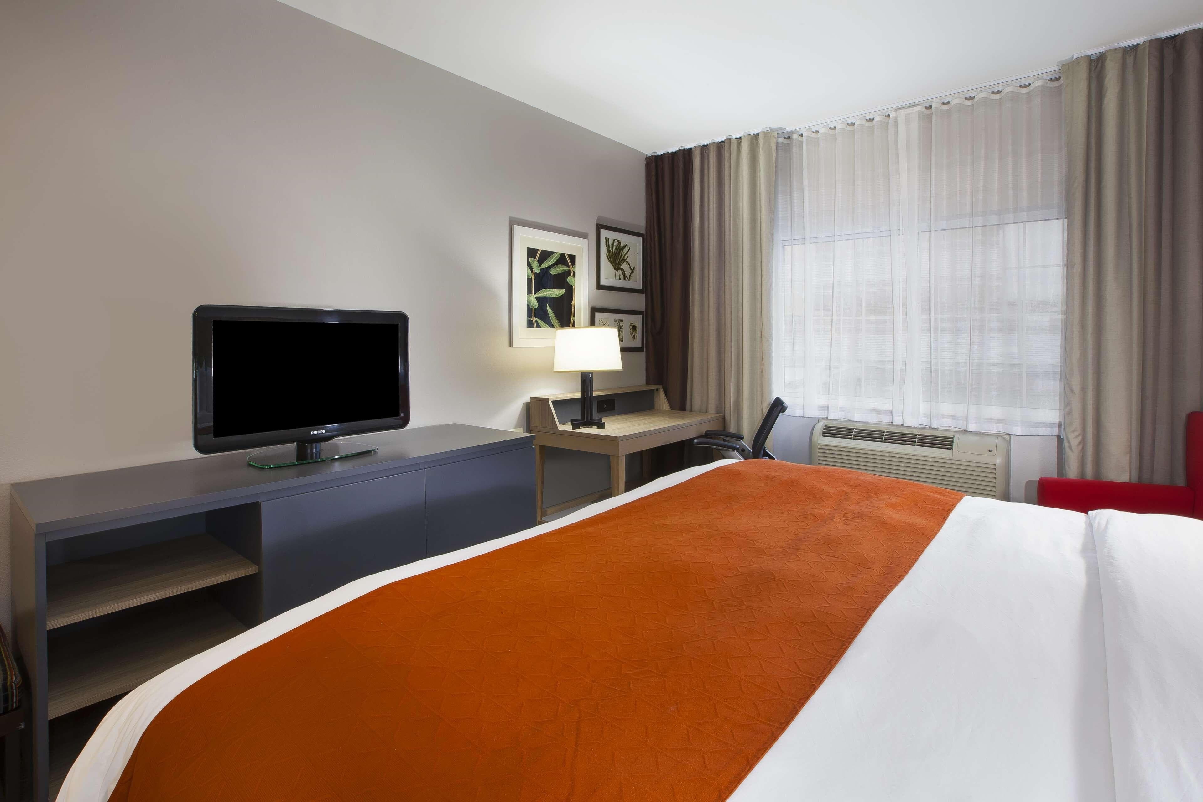 Country Inn & Suites by Radisson, Big Rapids, MI - Image 2