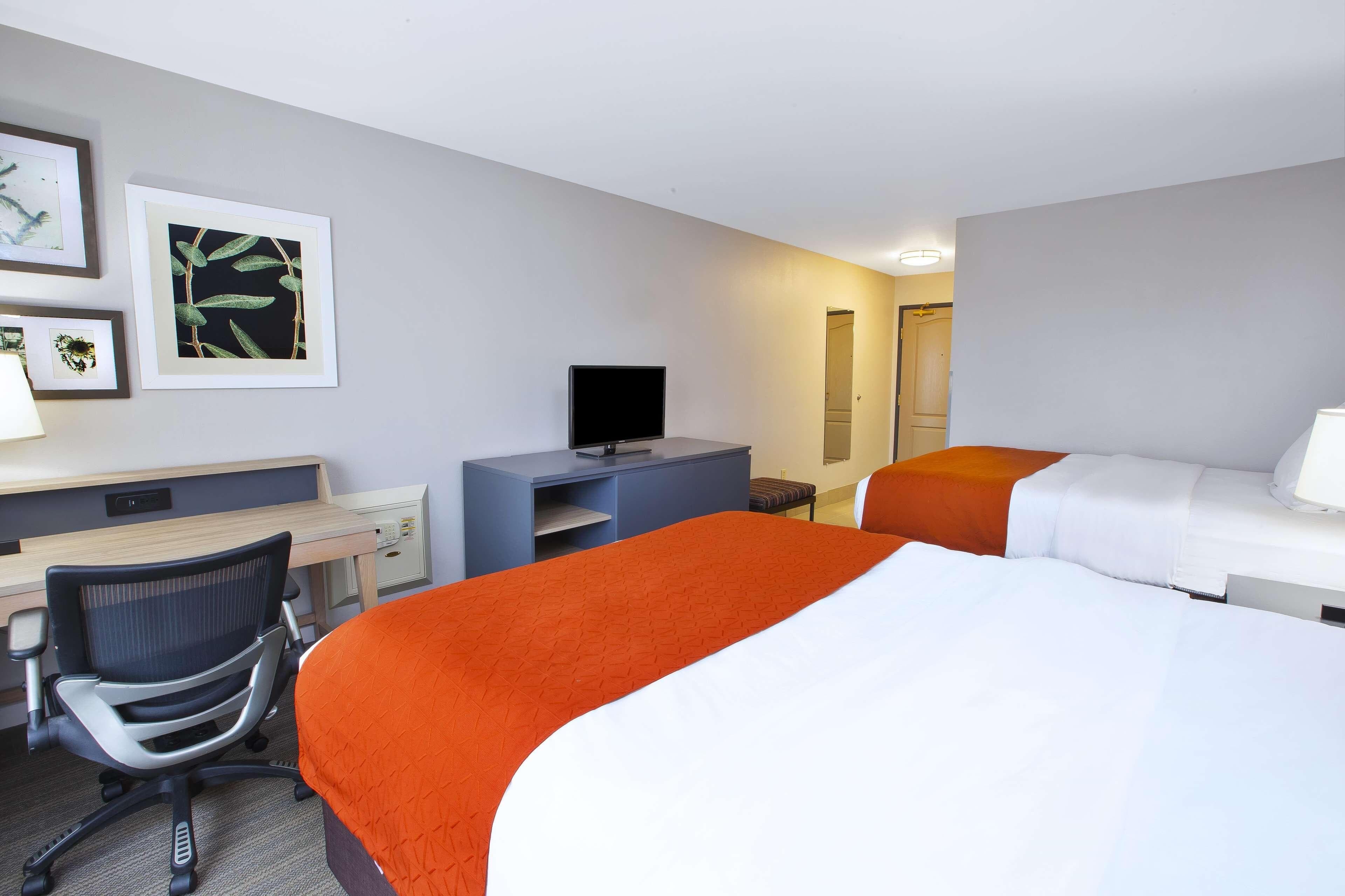 Country Inn & Suites by Radisson, Big Rapids, MI — 9
