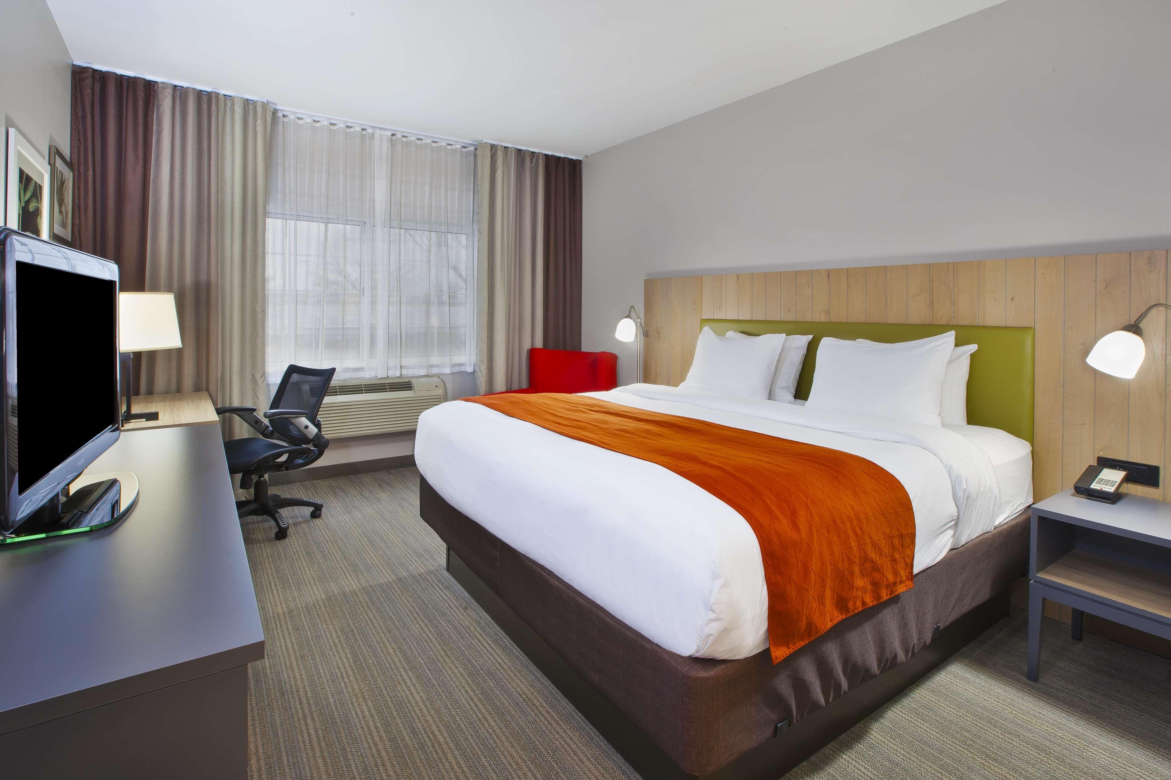 Country Inn & Suites by Radisson, Big Rapids, MI - Image 3
