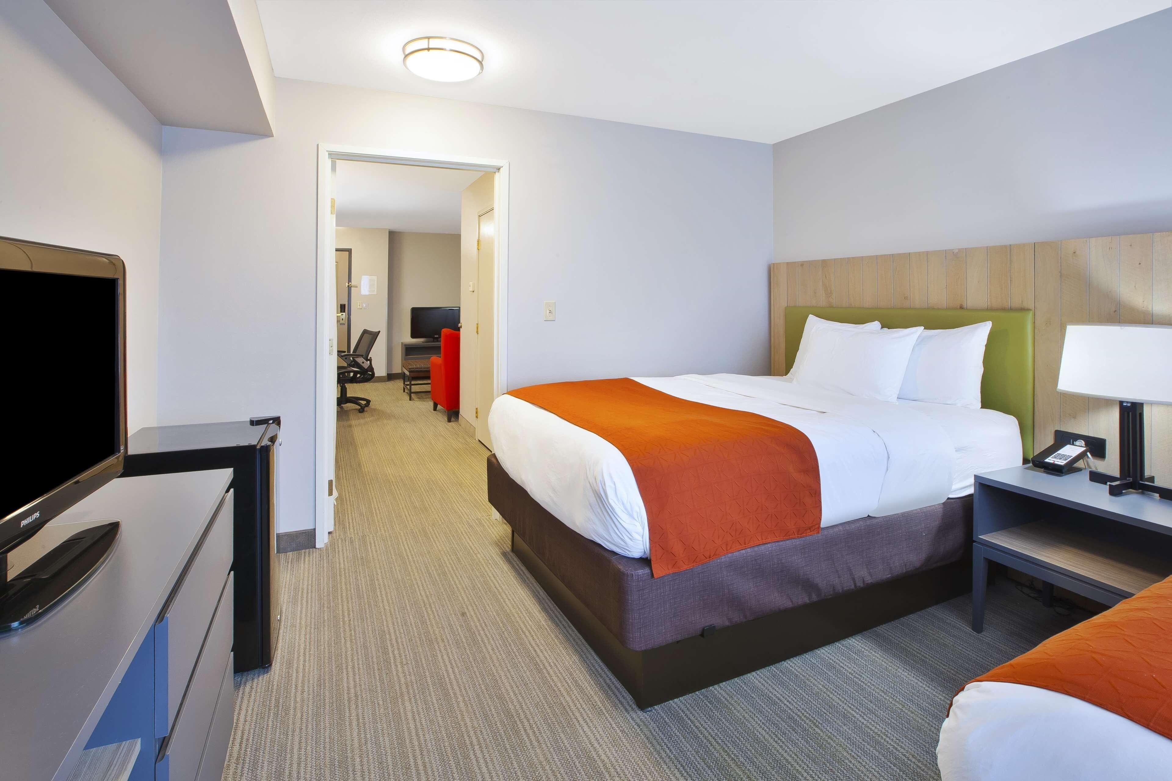 Country Inn & Suites by Radisson, Big Rapids, MI — 17