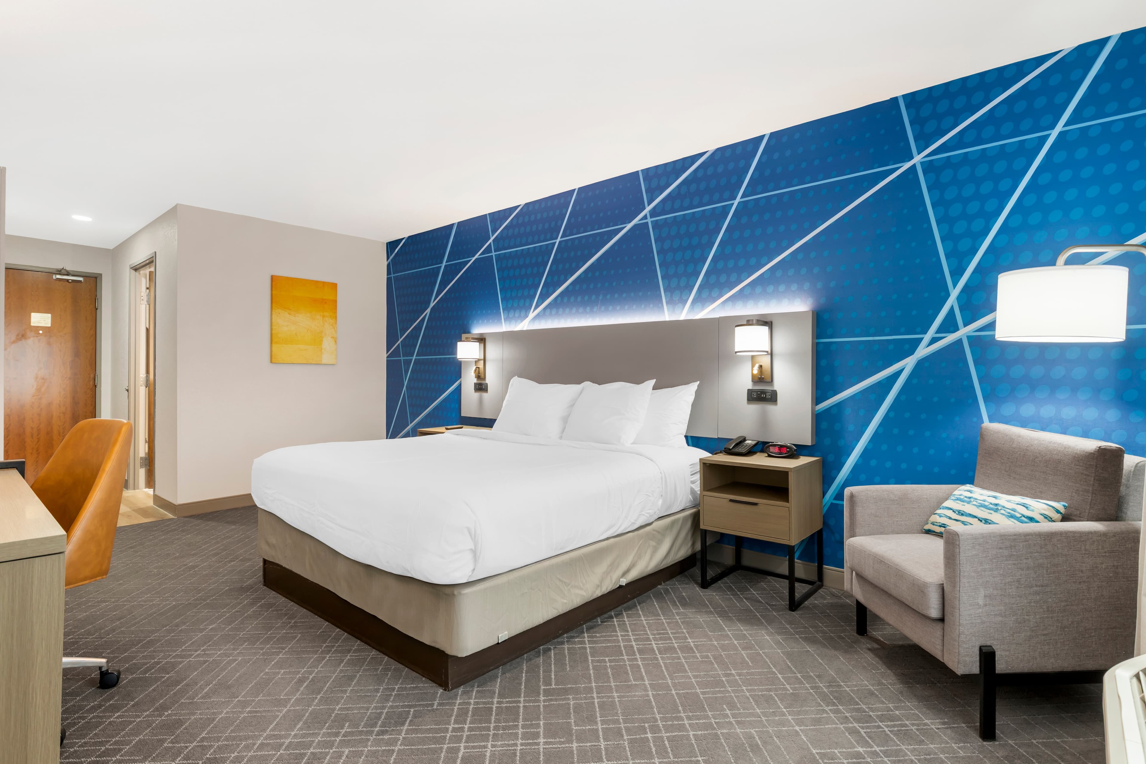 Comfort Inn & Suites - Image 4