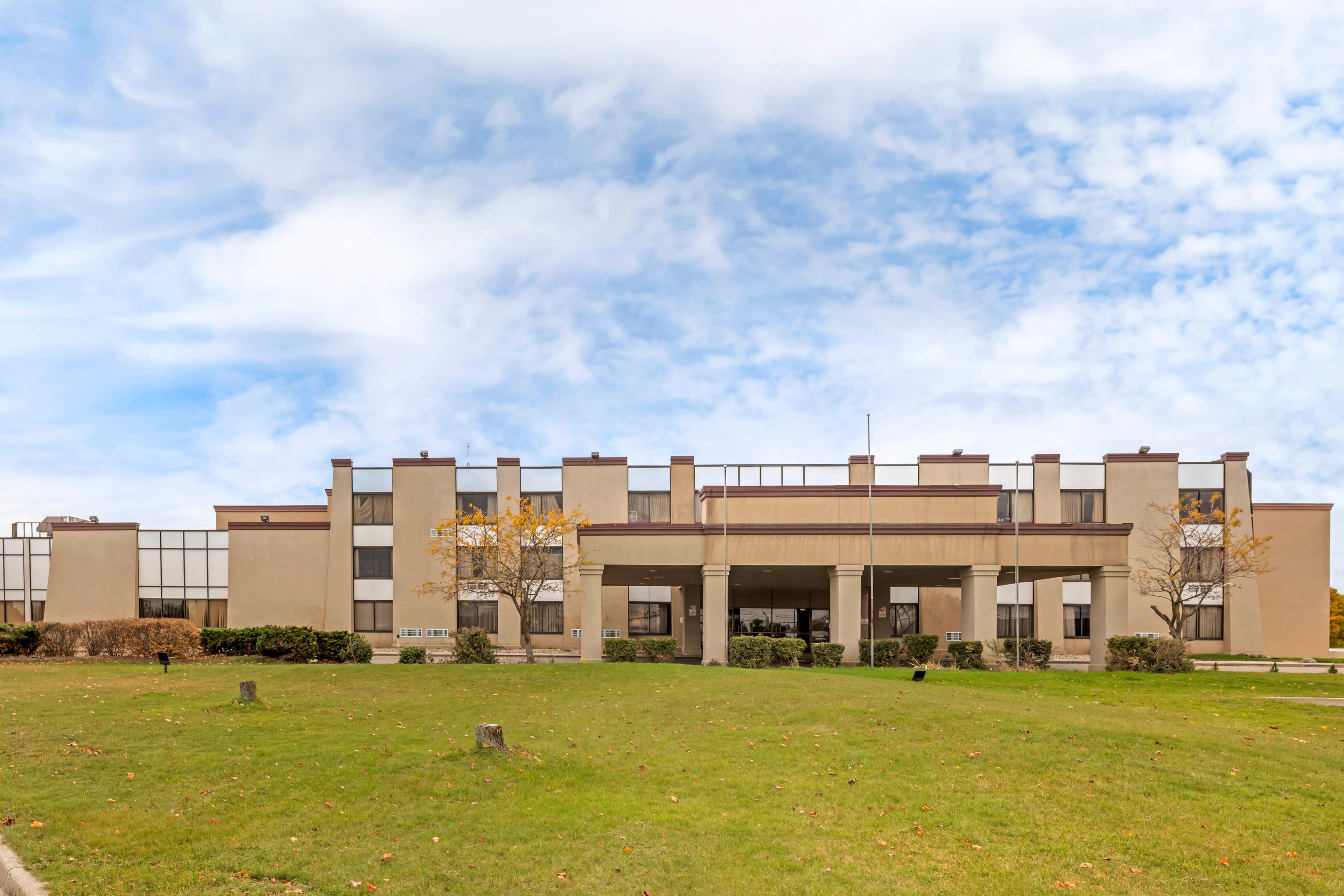 Clarion Hotel & Conference Center Lansing West - Image 1