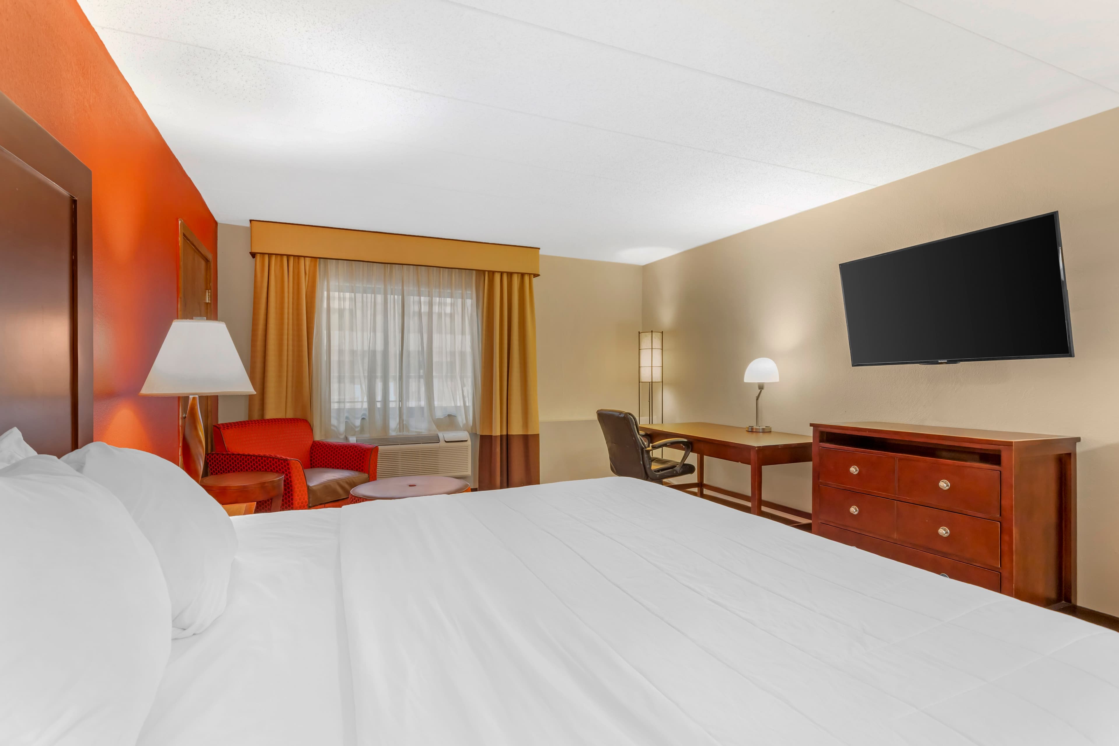 Clarion Hotel & Conference Center Lansing West - Image 4