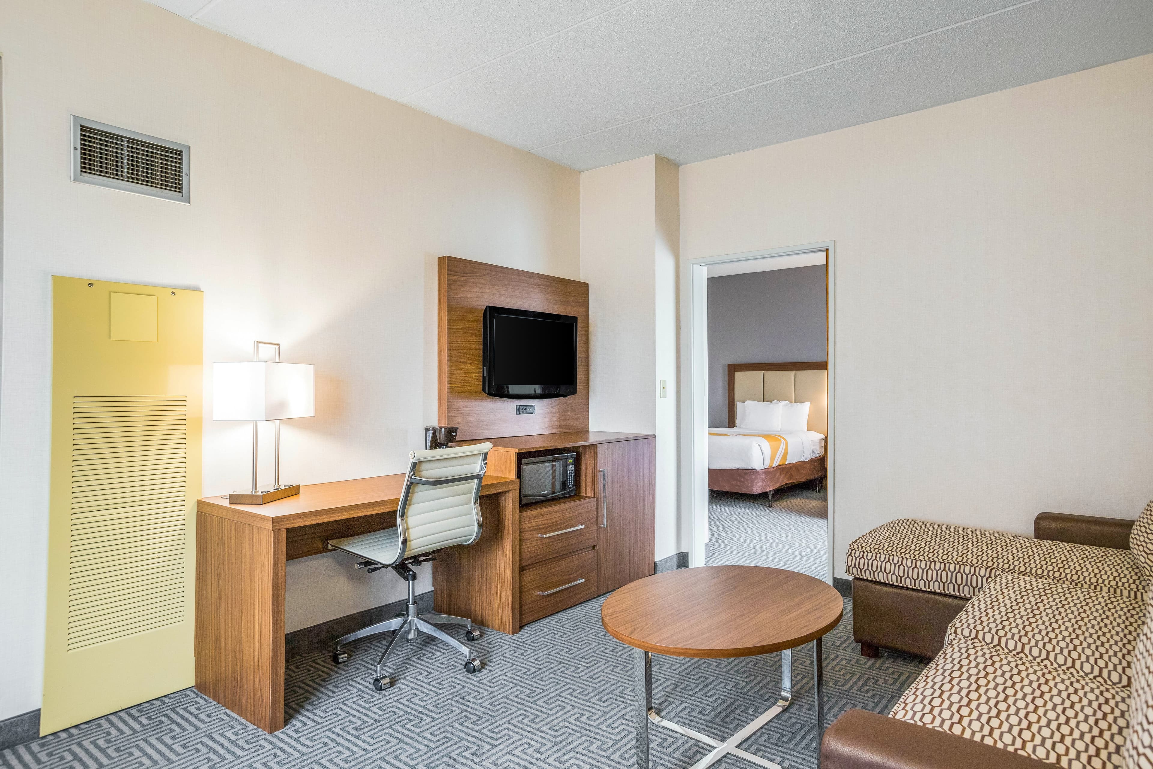 Quality Suites Lansing West - Image 4