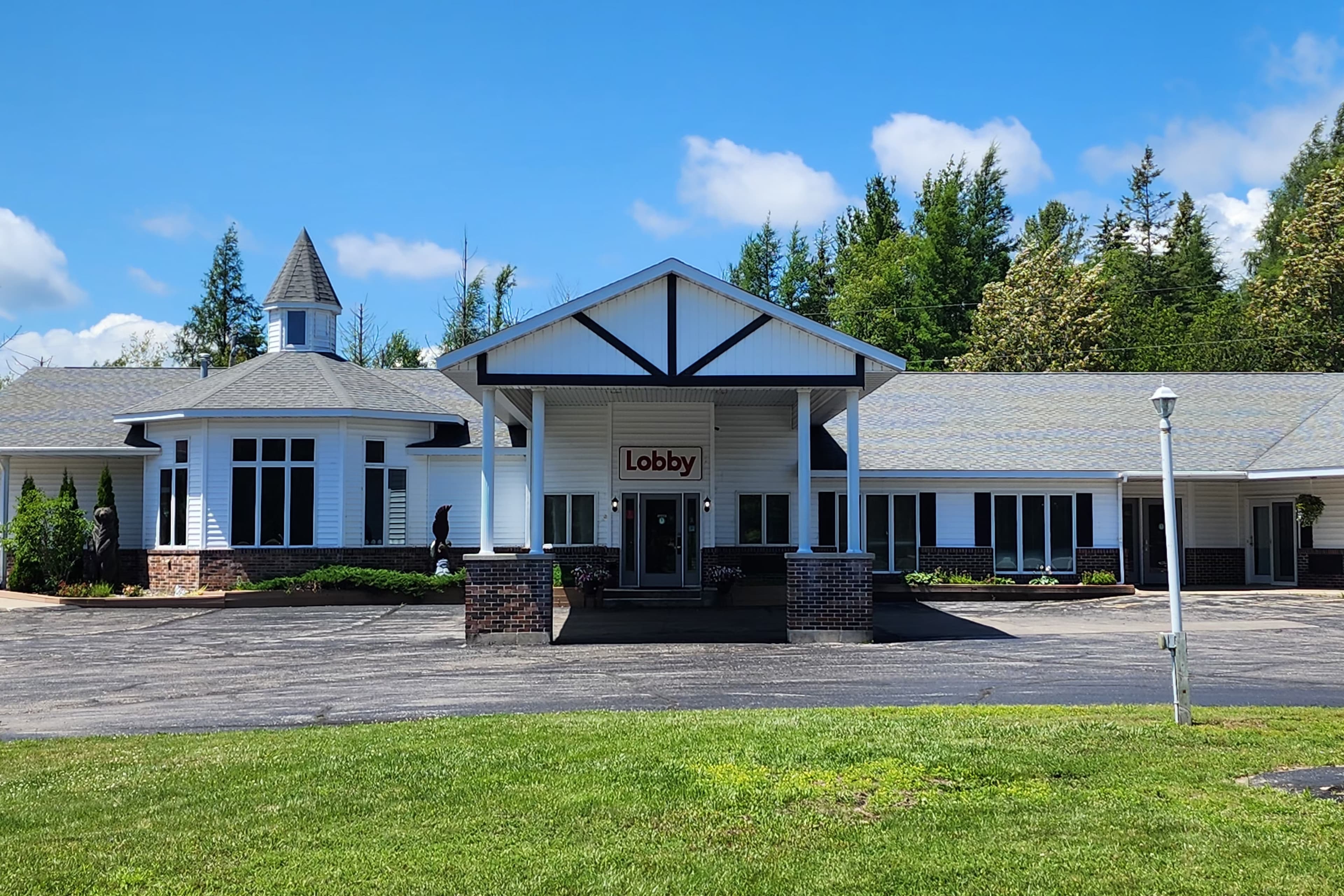 Econo Lodge Lakeshore - Image 1