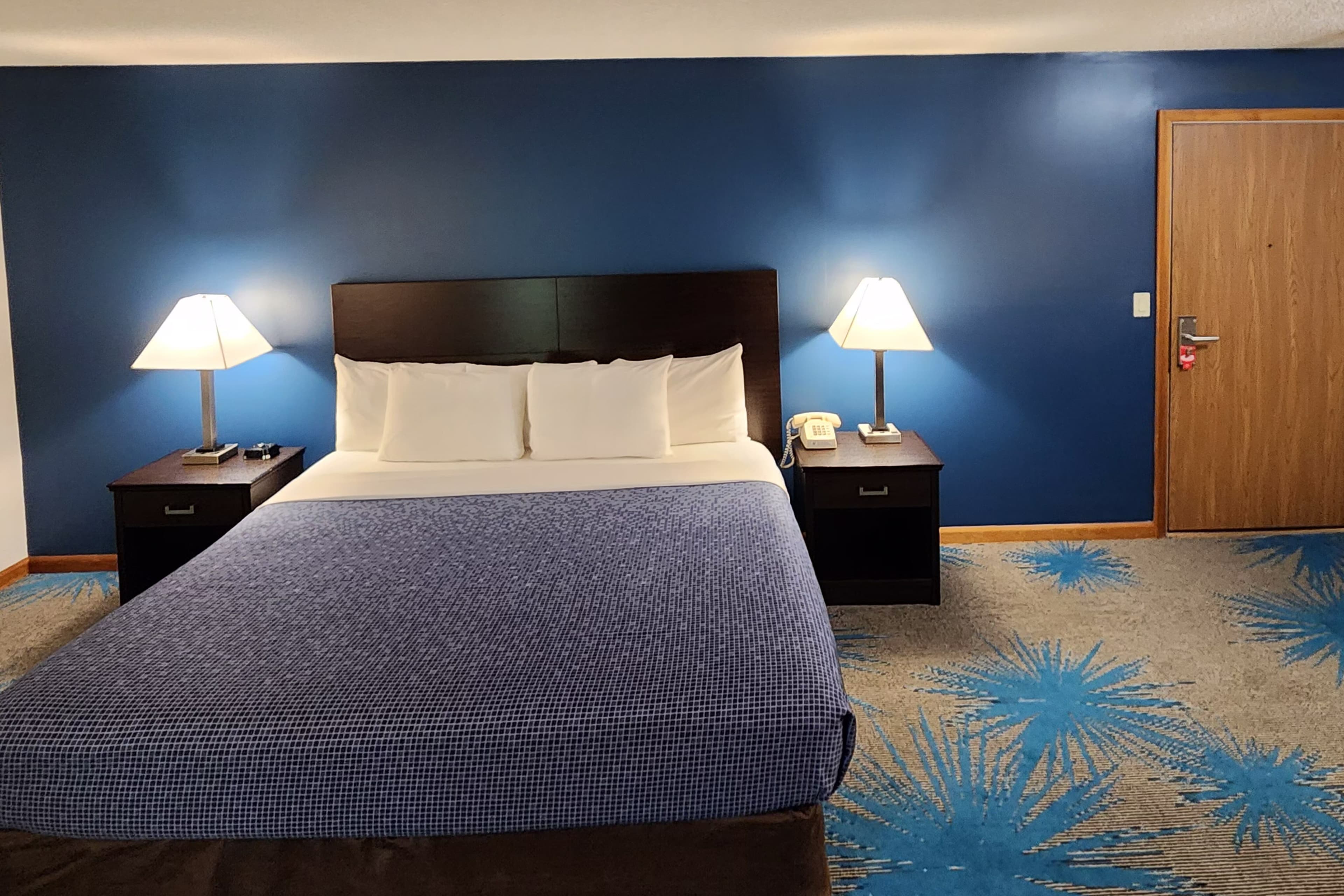 Econo Lodge Lakeshore - Image 2