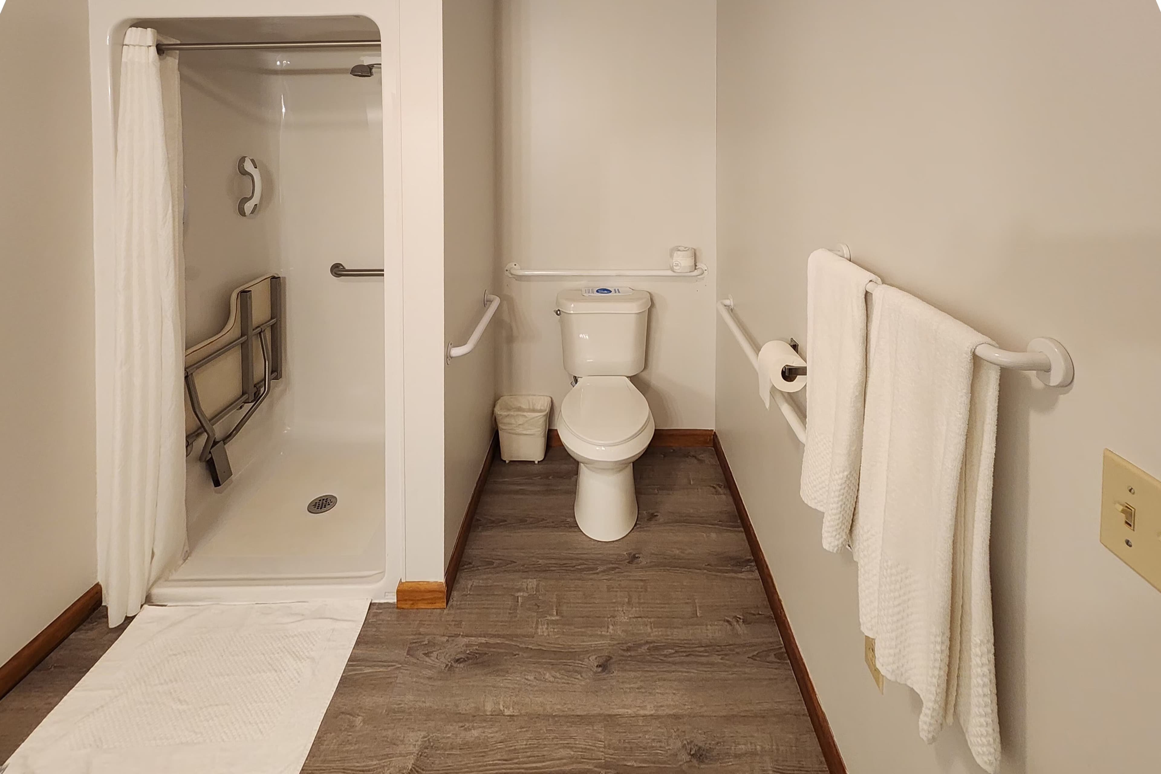 Econo Lodge Lakeshore - Image 3